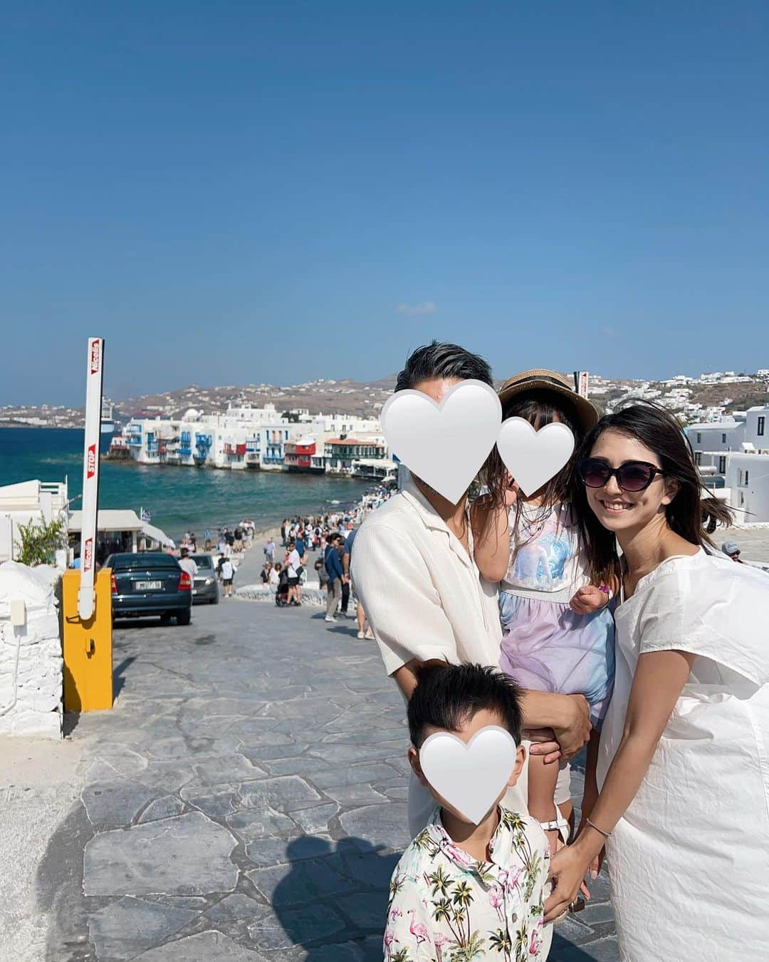 Remiさんのインスタグラム写真 - (RemiInstagram)「Mikonos, Greece🇬🇷 今回のギリシャクルーズで訪れた島々でどこが良かった？と聞かれたら真っ先に答えるのがミコノス島💙 美しいエーゲ海のグラデーション、そしておしゃれなショップが並ぶ小道が本当に可愛くて、歩いているだけでワクワクして楽しい気分に。  港についた瞬間リゾート感満載で、ビーチや海沿いのレストランでのんびり過ごしたり、小道を散策したりと1日でしっかり満喫できました🥂⚓️  ------------ 📍#Mikonos #Greece #🇬🇷  ⚓️ @norwegiancruiseline  👨‍👩‍👧‍👦 @hh.channel2023  🗓 2023.10.3-13  #ミコノス島 #ギリシャ旅行 #ギリシャクルーズ #クルーズ旅  #ノルウェージャン #ヨーロッパクルーズ #地中海クルーズ #エーゲ海クルーズ #子連れクルーズ #子連れ旅行 #mikonos #mikonosisland #norwegian #norwegiancruiseline #norwegianbreakaway #cruise #cruiselife #familycruise #remi_world2023」10月11日 23時03分 - remi_912