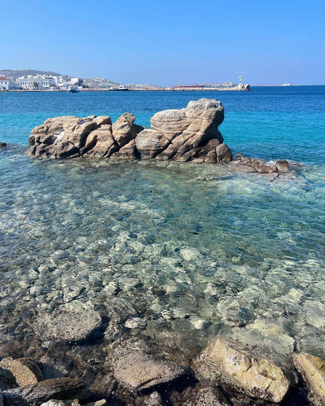 Remiさんのインスタグラム写真 - (RemiInstagram)「Mikonos, Greece🇬🇷 今回のギリシャクルーズで訪れた島々でどこが良かった？と聞かれたら真っ先に答えるのがミコノス島💙 美しいエーゲ海のグラデーション、そしておしゃれなショップが並ぶ小道が本当に可愛くて、歩いているだけでワクワクして楽しい気分に。  港についた瞬間リゾート感満載で、ビーチや海沿いのレストランでのんびり過ごしたり、小道を散策したりと1日でしっかり満喫できました🥂⚓️  ------------ 📍#Mikonos #Greece #🇬🇷  ⚓️ @norwegiancruiseline  👨‍👩‍👧‍👦 @hh.channel2023  🗓 2023.10.3-13  #ミコノス島 #ギリシャ旅行 #ギリシャクルーズ #クルーズ旅  #ノルウェージャン #ヨーロッパクルーズ #地中海クルーズ #エーゲ海クルーズ #子連れクルーズ #子連れ旅行 #mikonos #mikonosisland #norwegian #norwegiancruiseline #norwegianbreakaway #cruise #cruiselife #familycruise #remi_world2023」10月11日 23時03分 - remi_912