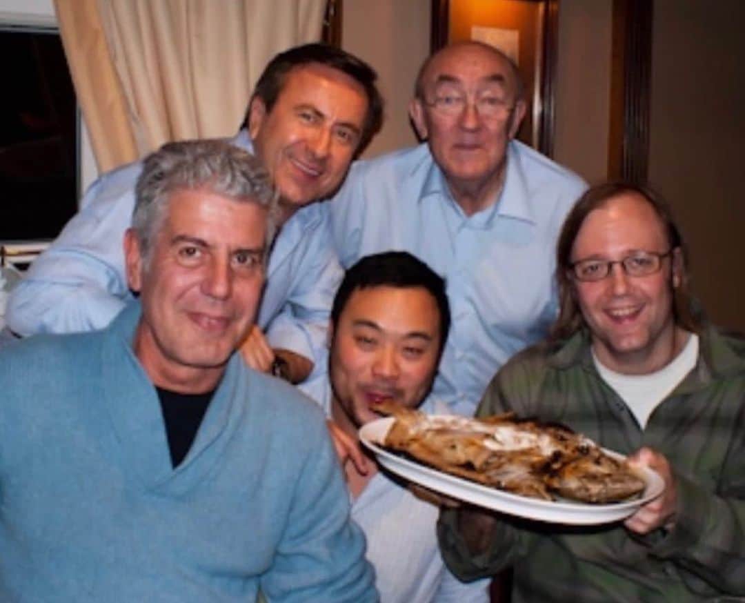 のインスタグラム：「A perfect meal:  This picture is from September 2010 at the great restaurant Elkano in Getaria, Spain. A few chefs were in San Sebastian for the Gastronomika conference. This was the last night before we all left and there was an organized dinner at elkano, a restaurant I had heard a lot about as ‘the grilled whole turbot place’. Smart phones and food social media were still in its infancy…so all I knew about elkano was word of mouth and that it was the one of the two epic restaurants you had to eat at outside San Sebastián( the other is etxebarri).  To be honest I was so full of eating amazing things all week I really just wanted to go to bed early…we were all so stuffed from overeating all week downing everything with goblets of gin & tonics.  I was so happy to be wrong…hoped on a van and we drove about an hour outside of Sebastian to the coastal town Getaria.   I was also in filming what became mind of chef and tony was there as a speaker and helping produce the show that week.  It was the one night we weren’t filming too. So regretfully I never had any footage. I’ve always wanted at least a photo of this meal…because it was big night like special…it was pure magic…the soup, chuleta, the kokotxas and of course the turbot, blue cheese course…. I was dining with my old boss Daniel Boulud, chef owner of elkano Pedro Arregui, the great Wylie Dufrense and the late Tony Bourdain. The room was packed with friends and my chef heroes.  It was perfect, laughter and epic dinner conversations.  Everyone eating turbot like they were bbq ribs…faces and fingers coated in sherry vin, turbot fat and olive oil. (Wylie holding up the turbot)   So I was beyond giddy when I saw that journalist @aleforbes recently posted this photo. Finally have a pic of this night. 🙏   This dinner is the reason when people ask me where would my last meal at a restaurant be…hands down a meal at elkano with some great friends. 🙏 dc」