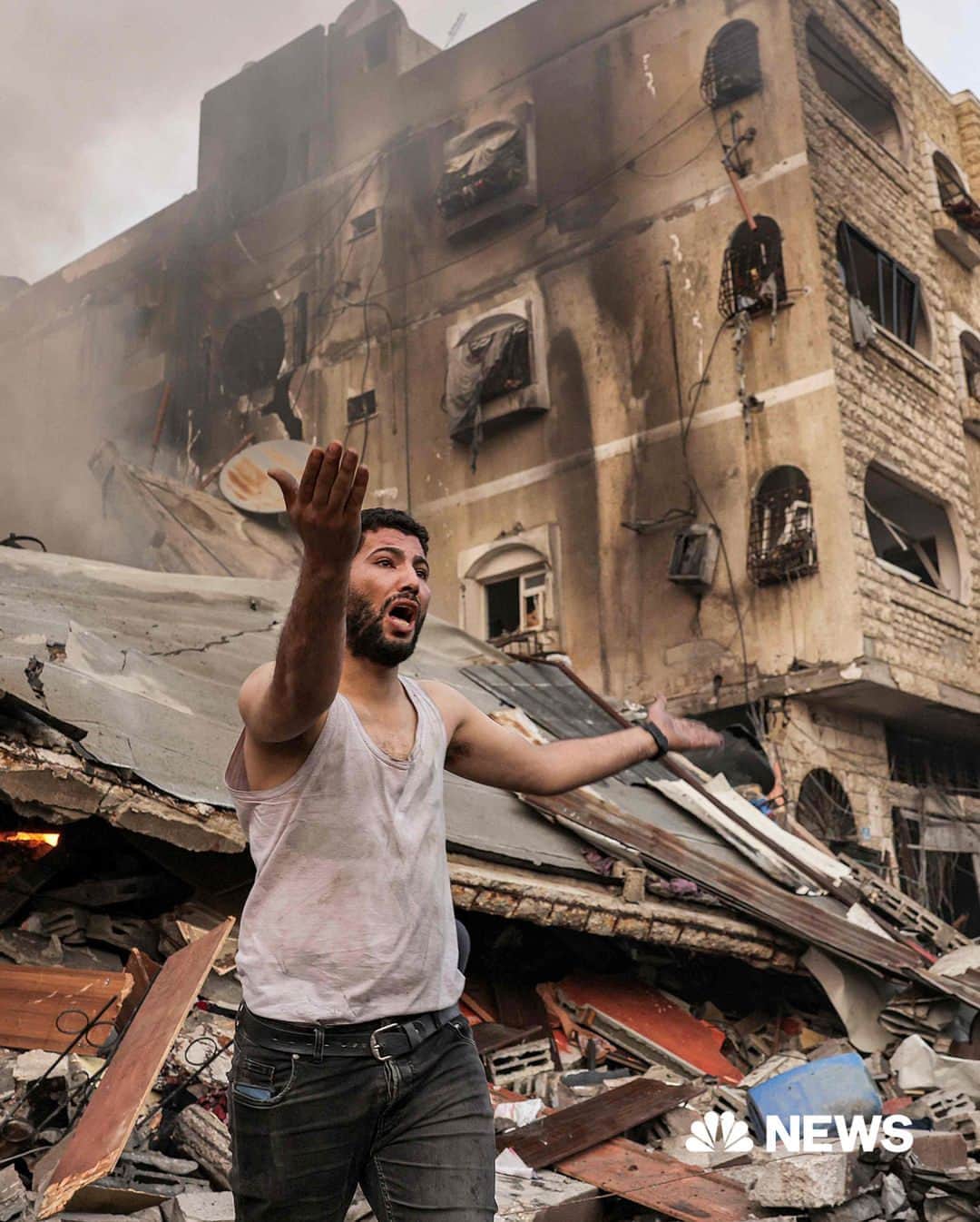 NBC Newsのインスタグラム：「More than 260,000 people have now been displaced in Gaza, the United Nations said today, in the midst of a retaliatory airstrike campaign by Israel.  That figure represents about 10% of Gaza's estimated population of 2 million.  "This number is expected to rise further," the United Nations Office for the Coordination of Humanitarian Affairs said in its daily update.  At least 1,087 people in Gaza have been killed and 5,000 injured, according to the Gaza Health Ministry and the West Bank Health Ministry.  At least 1,200 Israelis — including more than 150 soldiers — have been killed and more than 2,700 injured, according to the Israel Defense Forces.  Follow live updates at the link in bio.  📷️ @gettyimages ; AP」