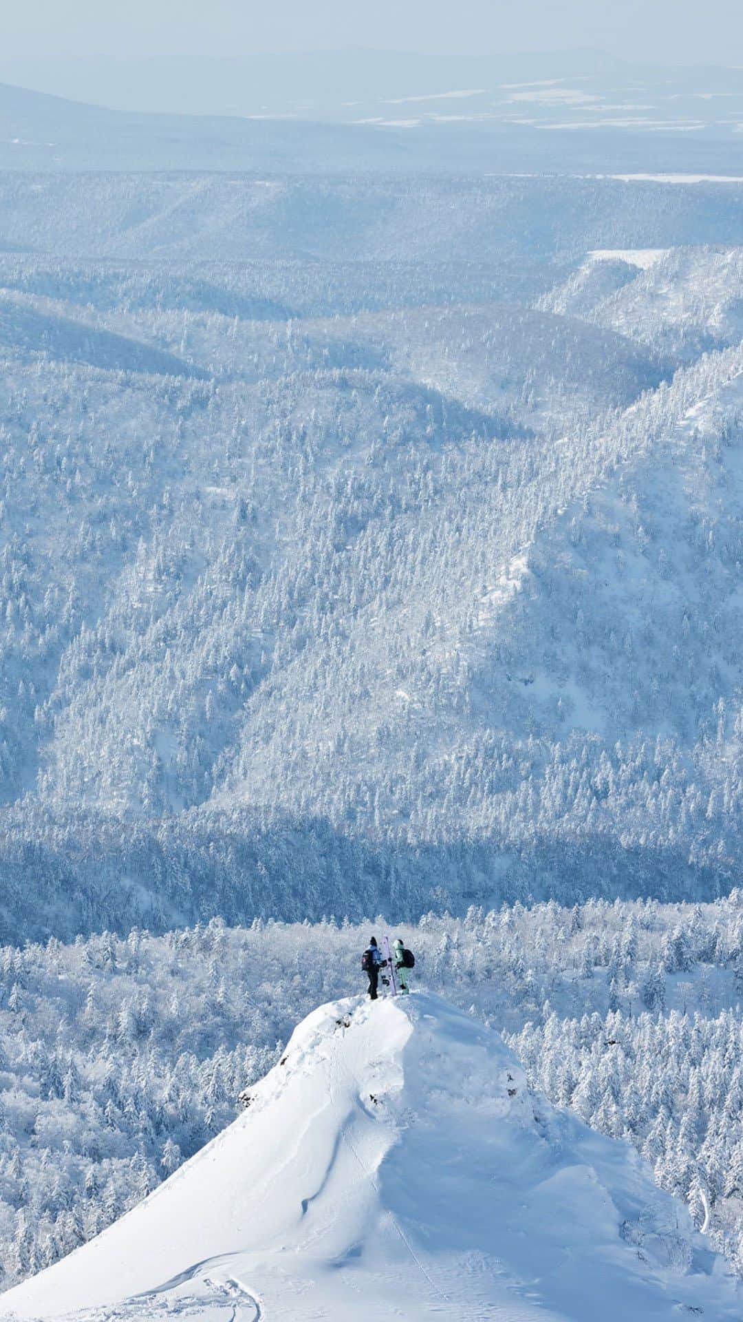 岩垂かれんのインスタグラム：「Welcome to Asahidake, Japan.   This powder paradise is one of the best backcountry ski touring locations on the planet, so we sent @reimikusunoki & @kareniwadare to the playground of the gods to test our new Boundless Snow Collection.   From steaming fumaroles, snack breaks with dramatic scenery and carving through unmarked territory, Reimi & Karen have us more excited than ever for Winter to arrive.  Explore the Boundless Snow Collection at roxy.com」