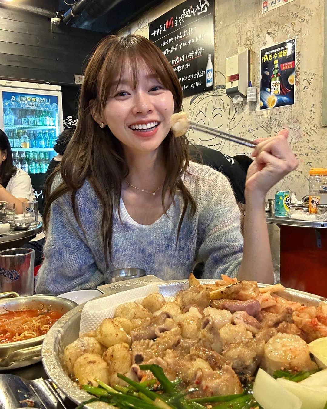 吳斐莉のインスタグラム：「終於吃到我最想念的烤牛腸了～ 我們點了綜合內臟拼盤 這裡面除了內臟還有放烤年糕 外皮烤的酥酥脆脆超好吃啊🤤  還會附周邊小菜跟一碗泡菜拉麵 搭配具先生代言的Kelly啤酒 (老公說比cass好喝～) 最後一定要再點個炒飯 超級滿足～～～🤤  還有個很重大發現 這家專門烤牛腸店 來吃的有9成都是女生 太驚訝了！！」