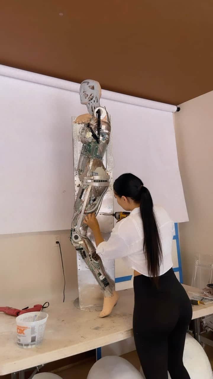 Julia Gilasのインスタグラム：「🤔 Guess what I am making 🛠️⚙️ 🤖 #artcraft #funartproject #futuretechnology @ilya_idelchik」