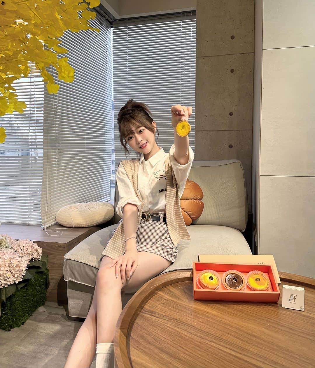 徐薇涵（Wei Han Xu）のインスタグラム：「燈燈燈 PABLO半熟起司縮小了🧀️ 香脆塔皮灌入了滿滿的奶油起士和蛋白 上層抹上杏桃醬😋 我ㄧ拿回家立馬被哥哥吃掉欸🤣 迷你塔有原味、芒果、巧克力🍫 - 另外超可愛的迷你PABLO半熟起司塔悠遊卡出爐🔥 可愛、可拍拿出來絕對閃亮全場 ✨ 🧀️ @shokupan_sakimoto_tw  @pablo_cheese_tart_taiwan  Outfits: @caco_tw  #蠟筆小新 #クレヨンしんちゃん  #pablo半熟起司塔悠遊卡 #pablocheesetart」