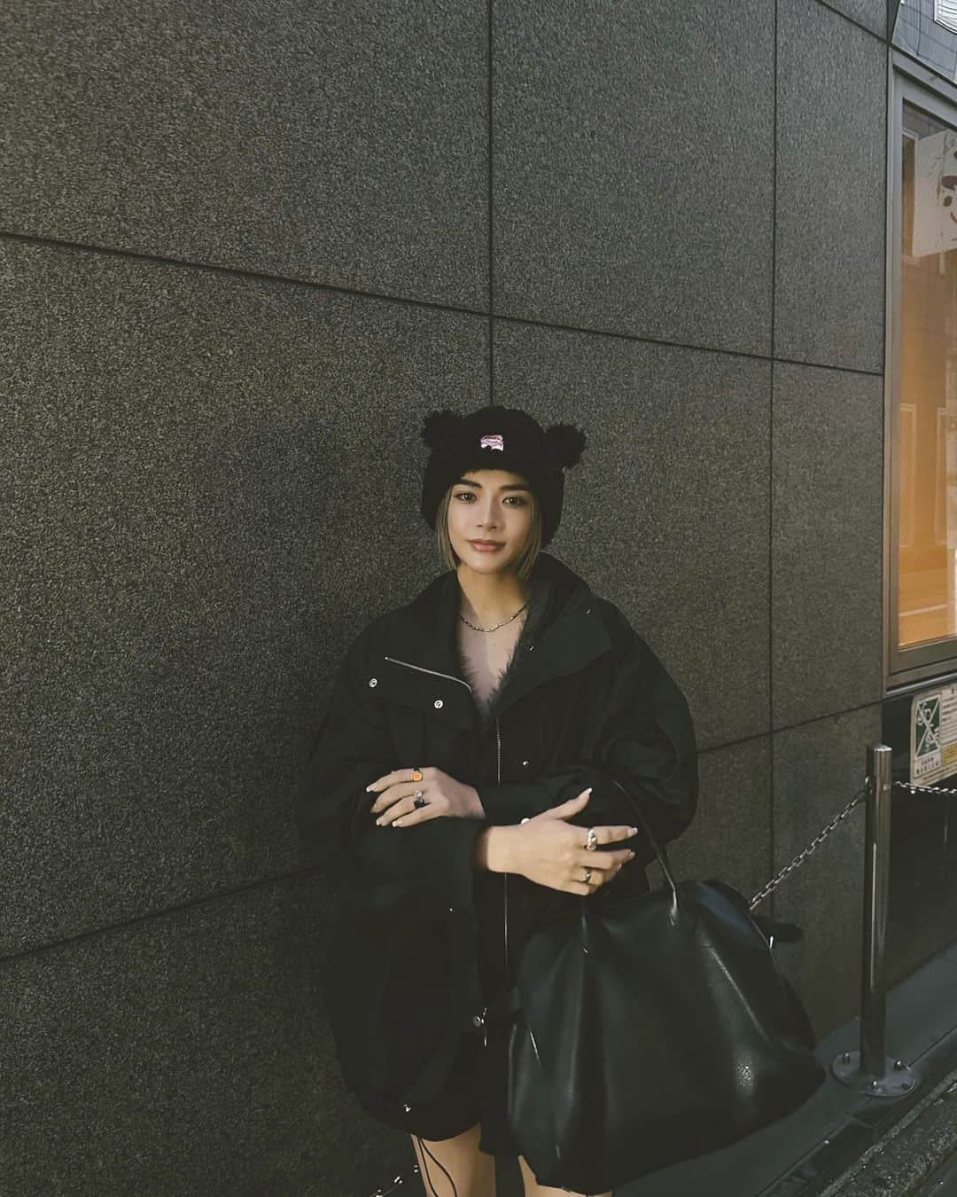 suzuka noseのインスタグラム：「. jk @adametrope #adametrope  cap @basicks.jp #basicks bag @therow #therow  くまさん帽、ひなた界隈に絶大な人気🧸🤎  #のせ服 #ビーニー #マルゴー15  #ナイロンジャケット」