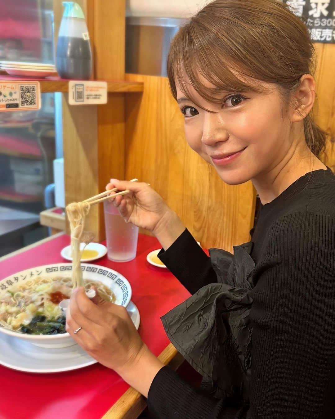 内山絵里加さんのインスタグラム写真 - (内山絵里加Instagram)「・ ・ いまのわたしの勝負めし！ 岐阜タンメンにありつけた日🍜🫶 野菜がたっぷりとれて、からだもあたたまって 元気が出る気がします🥬 浜松の天王町にも、岐阜タンメンがオープンしましたね！ さわやかと同じくらい 定期的に食べたくなる味です🤤𓂃 ‬❤︎ ・ 1日のうちの寒暖差が大きくなってきています。 あたたかいものをたべて 今週後半も元気に過ごしましょう👱🏻‍♀️✨ ・ #岐阜タンメン #ラーメン #秋 #勝負めし #ソウルフード #タンメン  キャプションを入力…」10月11日 23時21分 - erika.uchiyama1129