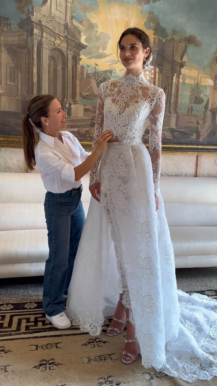 Monique Lhuillierのインスタグラム：「Glowing skin & delicate lace 🤍🍃 #bts #moniquelhuillier #mlbride」