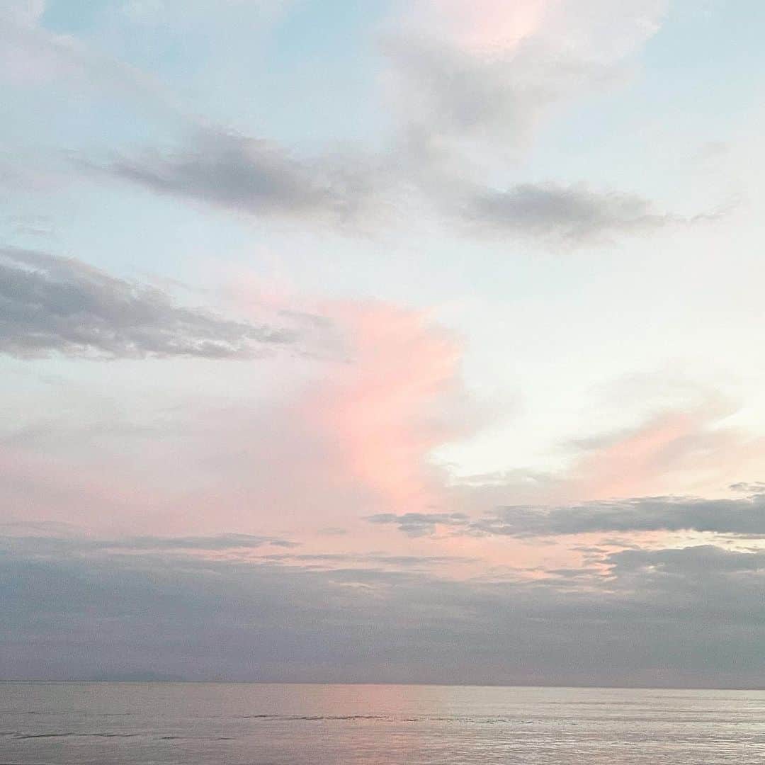 鶴田真由のインスタグラム：「ピンク色の雲が水面をほんのり染めていたよ。こんな色は優しいね。」