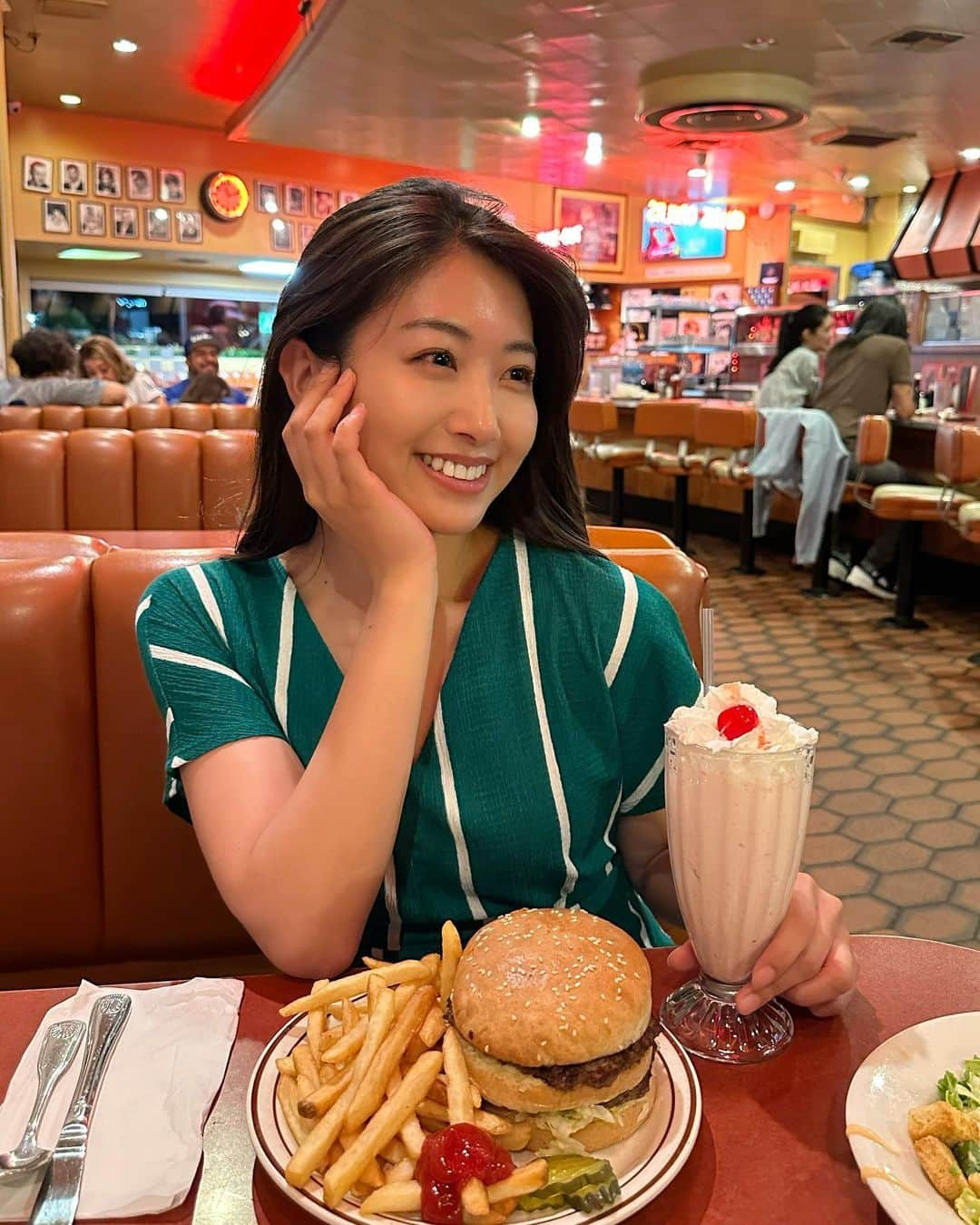 関根ささらさんのインスタグラム写真 - (関根ささらInstagram)「#bobsbigboy 🍔🍽️  留学期間中、帰国前日はハリウッドで演技レッスンがあり、レッスン終わった後にみんなで #bigboy でアメリカンなディナーでした🍔🇺🇸  #バーバンク にある老舗の #アメリカンダイナー 🍽️ 色んな映画のプレミアなどで使われたことがある、第一号店！シェイクがめちゃくちゃ美味しかった、、、もちろんハンバーガーも🍔⭐️ . . . . #ハリウッド #ハリウッド観光 #ロサンゼルス #ロサンゼルス旅行 #ロサンゼルス観光 #ロサンゼルス生活 #ロサンゼルス留学 #LA #losangeles #hollywood #diner #americandiner #bobsbigboyburbank #burbank」10月11日 23時18分 - sasarasekine