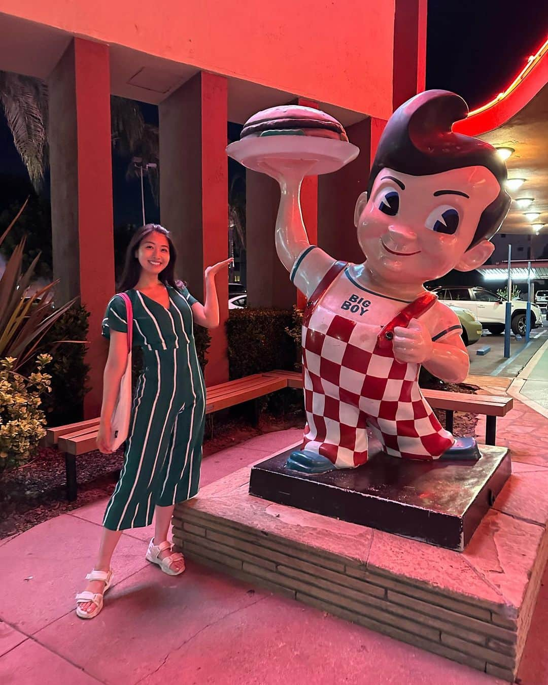 関根ささらさんのインスタグラム写真 - (関根ささらInstagram)「#bobsbigboy 🍔🍽️  留学期間中、帰国前日はハリウッドで演技レッスンがあり、レッスン終わった後にみんなで #bigboy でアメリカンなディナーでした🍔🇺🇸  #バーバンク にある老舗の #アメリカンダイナー 🍽️ 色んな映画のプレミアなどで使われたことがある、第一号店！シェイクがめちゃくちゃ美味しかった、、、もちろんハンバーガーも🍔⭐️ . . . . #ハリウッド #ハリウッド観光 #ロサンゼルス #ロサンゼルス旅行 #ロサンゼルス観光 #ロサンゼルス生活 #ロサンゼルス留学 #LA #losangeles #hollywood #diner #americandiner #bobsbigboyburbank #burbank」10月11日 23時18分 - sasarasekine