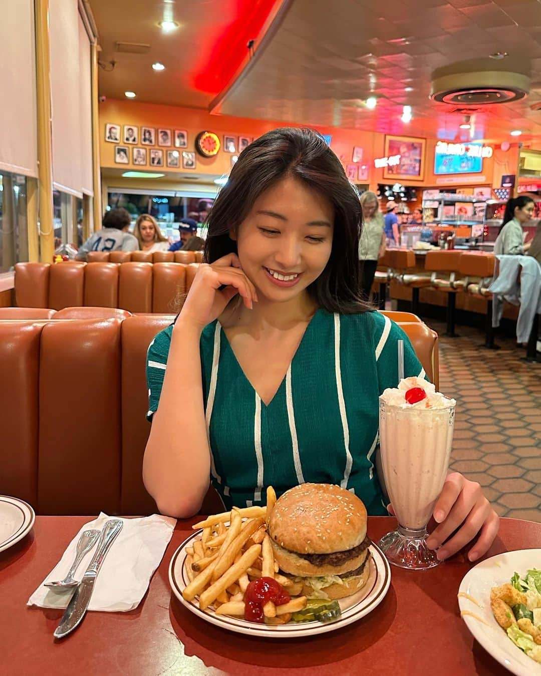 関根ささらさんのインスタグラム写真 - (関根ささらInstagram)「#bobsbigboy 🍔🍽️  留学期間中、帰国前日はハリウッドで演技レッスンがあり、レッスン終わった後にみんなで #bigboy でアメリカンなディナーでした🍔🇺🇸  #バーバンク にある老舗の #アメリカンダイナー 🍽️ 色んな映画のプレミアなどで使われたことがある、第一号店！シェイクがめちゃくちゃ美味しかった、、、もちろんハンバーガーも🍔⭐️ . . . . #ハリウッド #ハリウッド観光 #ロサンゼルス #ロサンゼルス旅行 #ロサンゼルス観光 #ロサンゼルス生活 #ロサンゼルス留学 #LA #losangeles #hollywood #diner #americandiner #bobsbigboyburbank #burbank」10月11日 23時18分 - sasarasekine