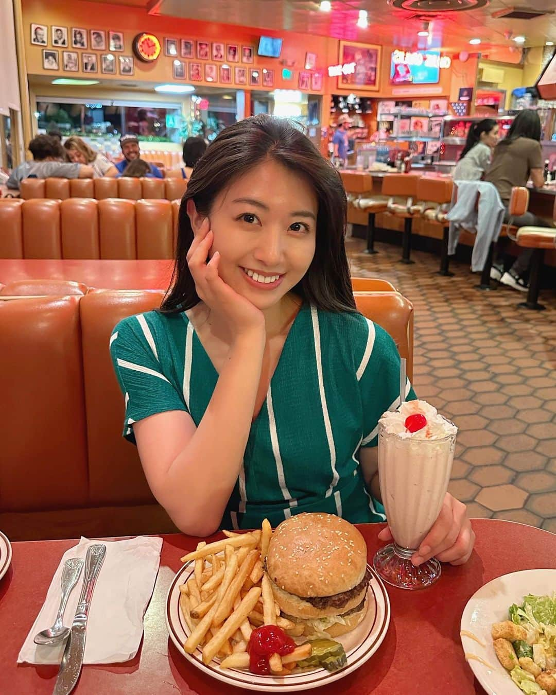 関根ささらさんのインスタグラム写真 - (関根ささらInstagram)「#bobsbigboy 🍔🍽️  留学期間中、帰国前日はハリウッドで演技レッスンがあり、レッスン終わった後にみんなで #bigboy でアメリカンなディナーでした🍔🇺🇸  #バーバンク にある老舗の #アメリカンダイナー 🍽️ 色んな映画のプレミアなどで使われたことがある、第一号店！シェイクがめちゃくちゃ美味しかった、、、もちろんハンバーガーも🍔⭐️ . . . . #ハリウッド #ハリウッド観光 #ロサンゼルス #ロサンゼルス旅行 #ロサンゼルス観光 #ロサンゼルス生活 #ロサンゼルス留学 #LA #losangeles #hollywood #diner #americandiner #bobsbigboyburbank #burbank」10月11日 23時18分 - sasarasekine