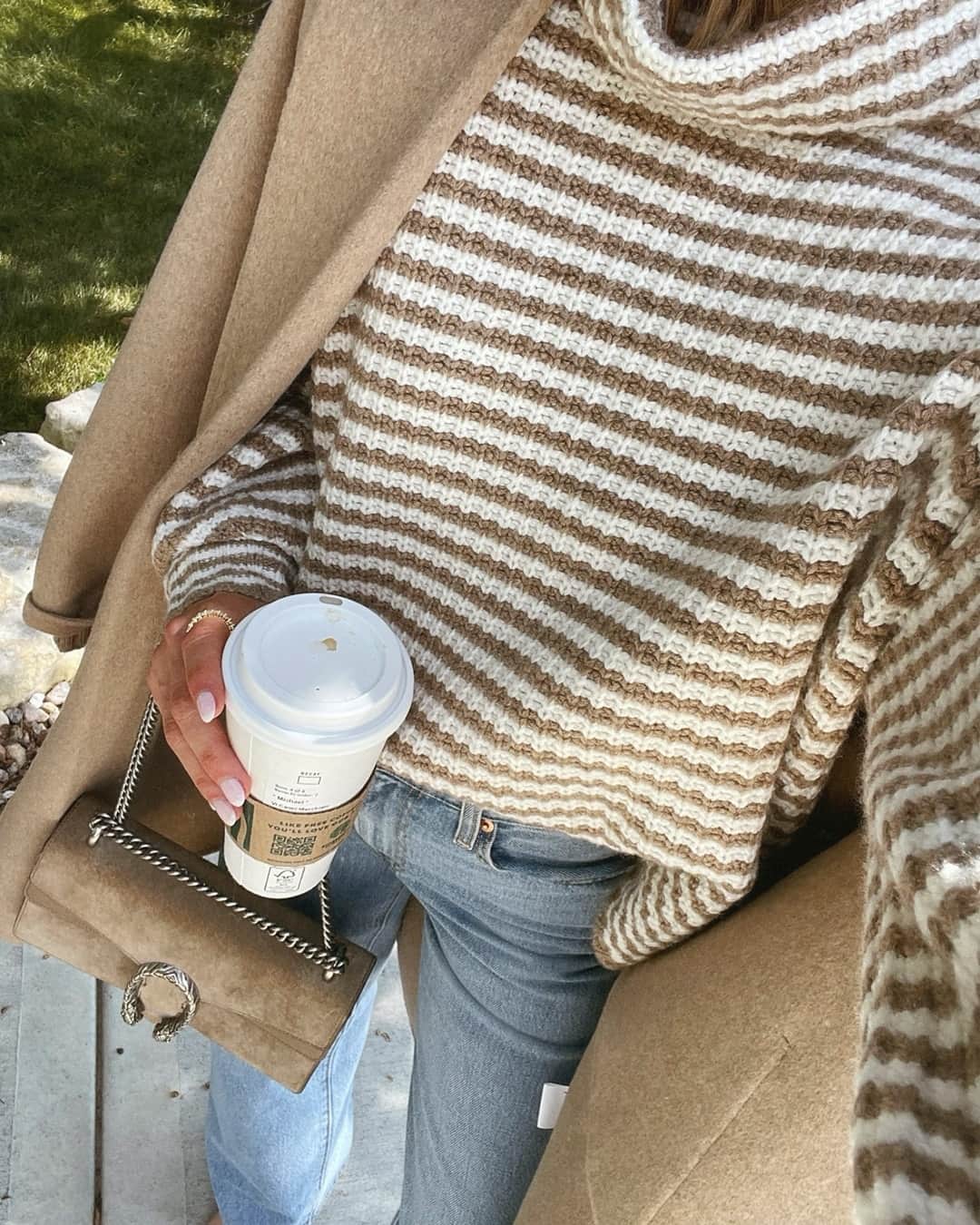 スプレンディドのインスタグラム：「Chunky knits 🤝creamy coffee 🤎 #splendidxcellajaneblog」