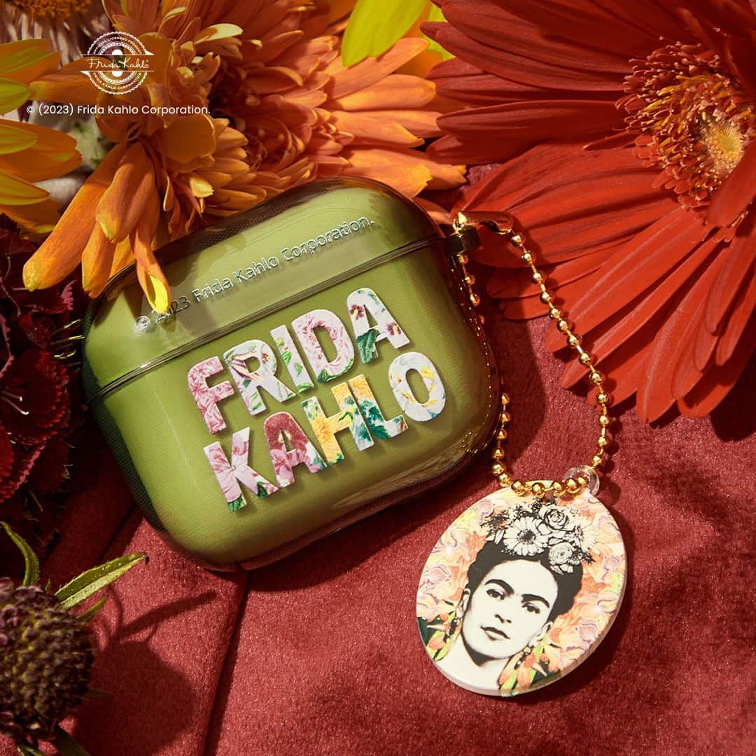 SHEINのインスタグラム：「Flowers and elegance in every detail 🌹✨ Immerse yourself in the essence of Frida with the SHEIN x Frida Kahlo Fall/Winter accessories.  🔗:https://shein.shop/9gx8i0g  #SHEINxFridaKahlo #FridaKahlo #SHEIN #SHEINforAll」