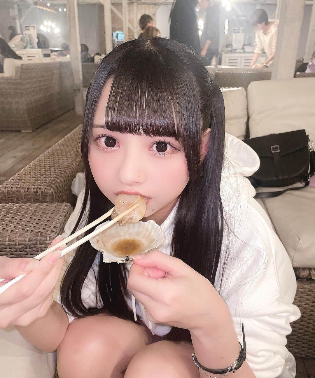 のインスタグラム：「かわいこぶってたべてる」