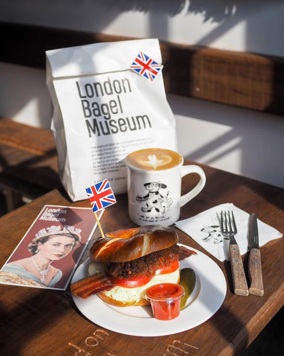 ASUKAのインスタグラム：「. 実はベーグル大好きなのでここは絶対行くつもりにしてた @london.bagel.museum 🥯  数日人の多さに断念し、今日こそは行かないと！と思って待つ気満々で行ったら一切並ばずモーニングできた😂奇跡🫰  韓国の祝日？明けだったみたい🙆‍♀️  ゆっくり写真も撮ってのんびり美味しいベーグルも食べれて幸せでした❤️  1人だから絶対食べきれないし諦めたけど、マッシュルームトリュフスープも美味しいらしい🥣  行く方はぜひベーグルと食べてみて🙆‍♀️  久しぶりにOLYMPUSで撮ったけどいい感じ🫰 #londonbaglemuseum #런던베이글뮤지엄 #口ンドンベーグルミュージアム #狎鷗亭 #狎鷗亭力フェ #狎鷗亭ロデオカフェ #강남카페 #江南カフェ#서울카페 #韓国カフェ#스탠다드시스템#asuka_Korea」