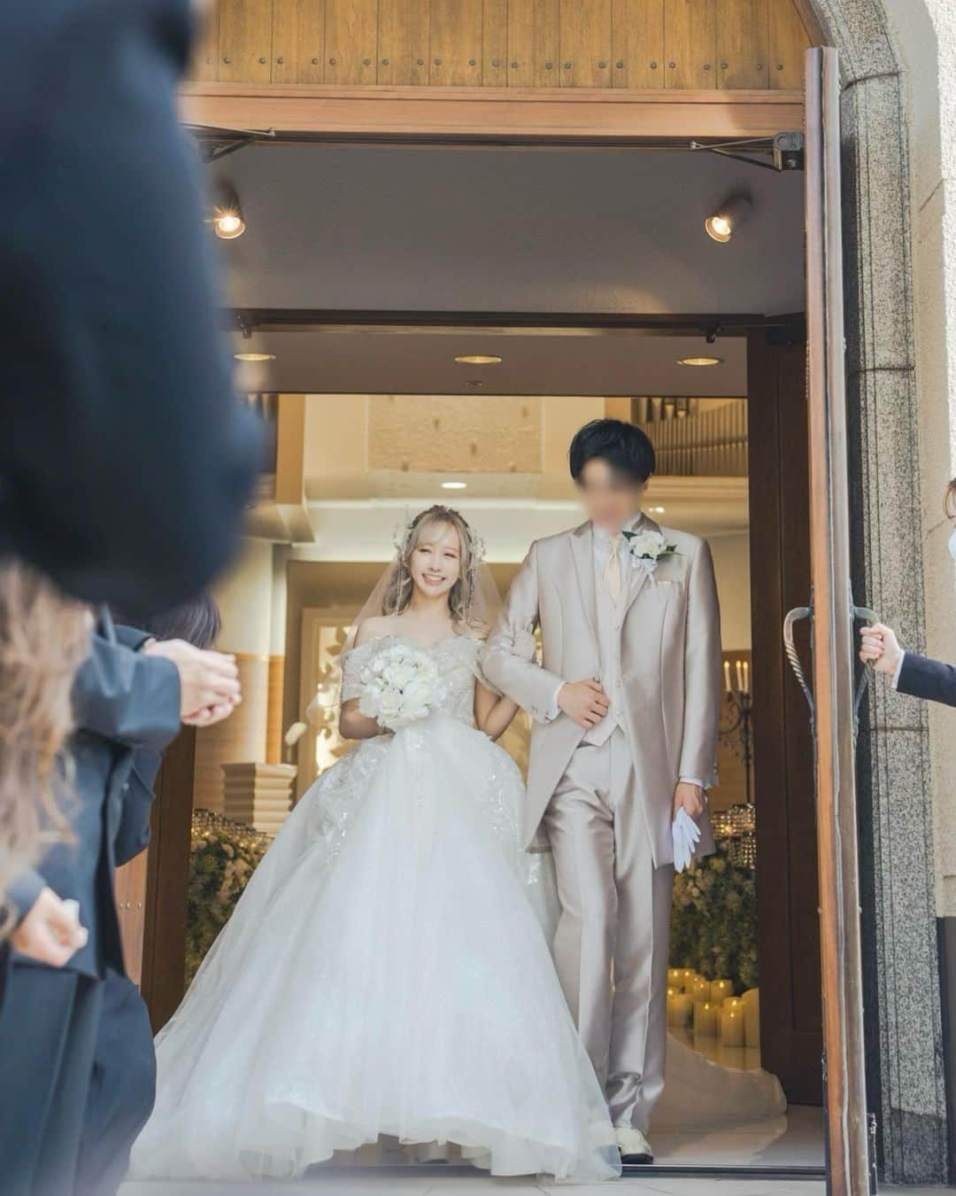 マリスのインスタグラム：「2023.10.07  結婚式をあげました🕊  昨日からたくさんの祝福のお言葉 ありがとうございます。 本当に幸せ者です。  素敵なお写真たくさんあるので インスタにちょっとずつに あげていきますね💭  #wedding #weddingdress  #weddingphoto」