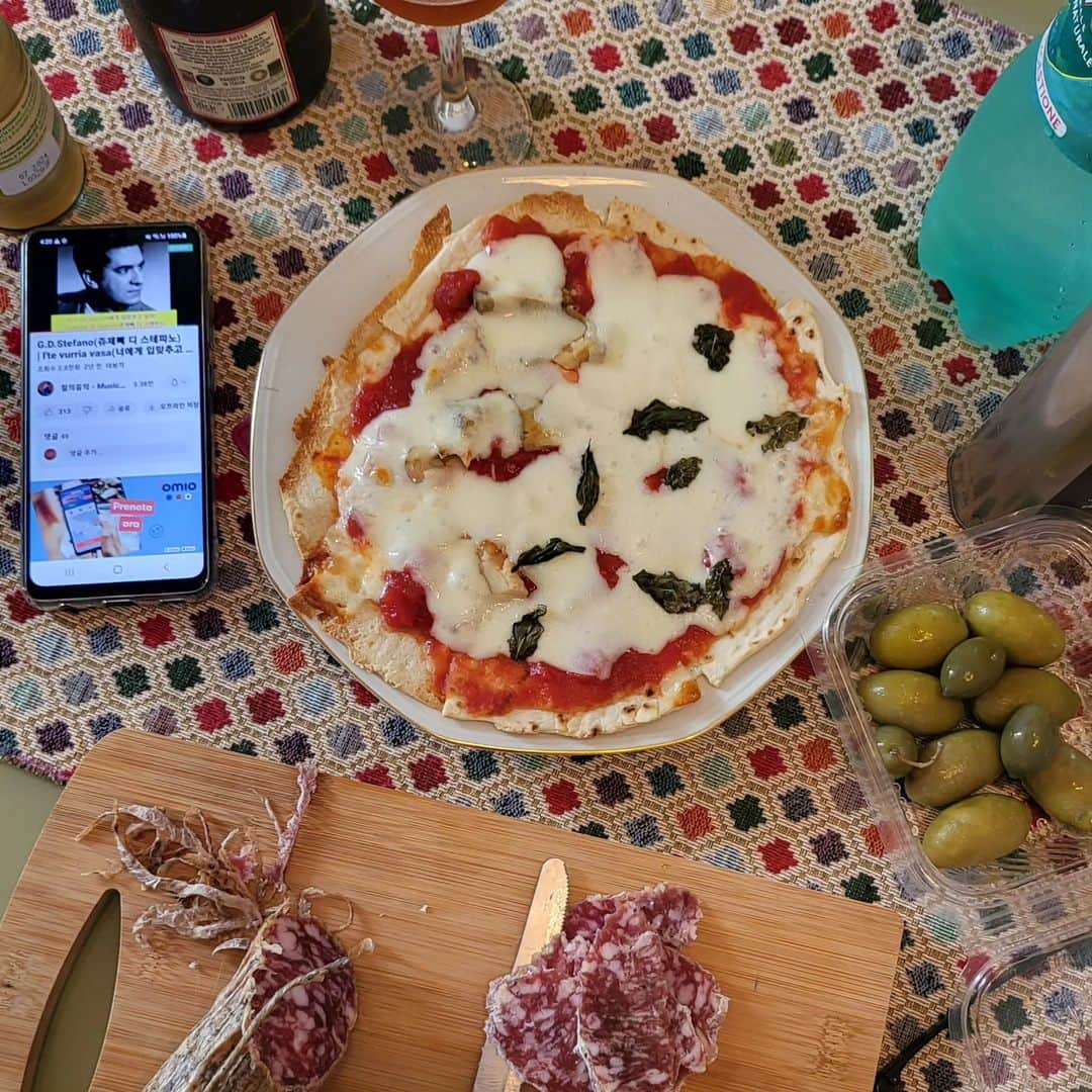 ソ・テファのインスタグラム：「이탈리아 오스투니(ostuni)에서  스테파노와 낮술 ㅎㅎ 볼로냐에서 부터 싸들고 다니는 빠르마(parma)에서 산  살라미 ㅋ 급조해서 만든 남부 깜빠니아지방 치즈인 쁘로보로네치즈로 만든 태화식당표 핏짜. 갠적으로 모짜렐라보다 맛남. #이탈리아 #오스투니 #핏짜 #쁘로보로네 #살라미 #쥬세뻬디스테파노 #맥주 #피맥 #뻬로니  #태화식당 #뭐든지할태화 #유튜브채널」