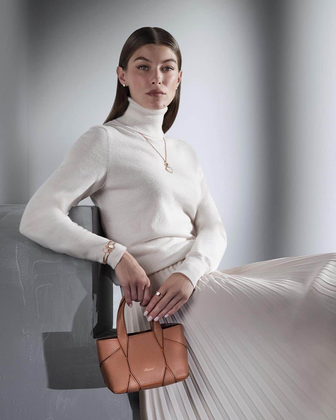 のインスタグラム：「Indulge in eye-catching #SustainableLuxury. Get #HappyHearts bangles in #EthicalGold and the Diamond Micro-Tote Bag with its angular design of each calfskin panel, a tasteful nod to a diamond’s precision cut, from #Chopard, the Artisan of Emotions. #ChopardAccessories #ChopardJewelry #SwissMade #LuxuryJewelry #Bag」
