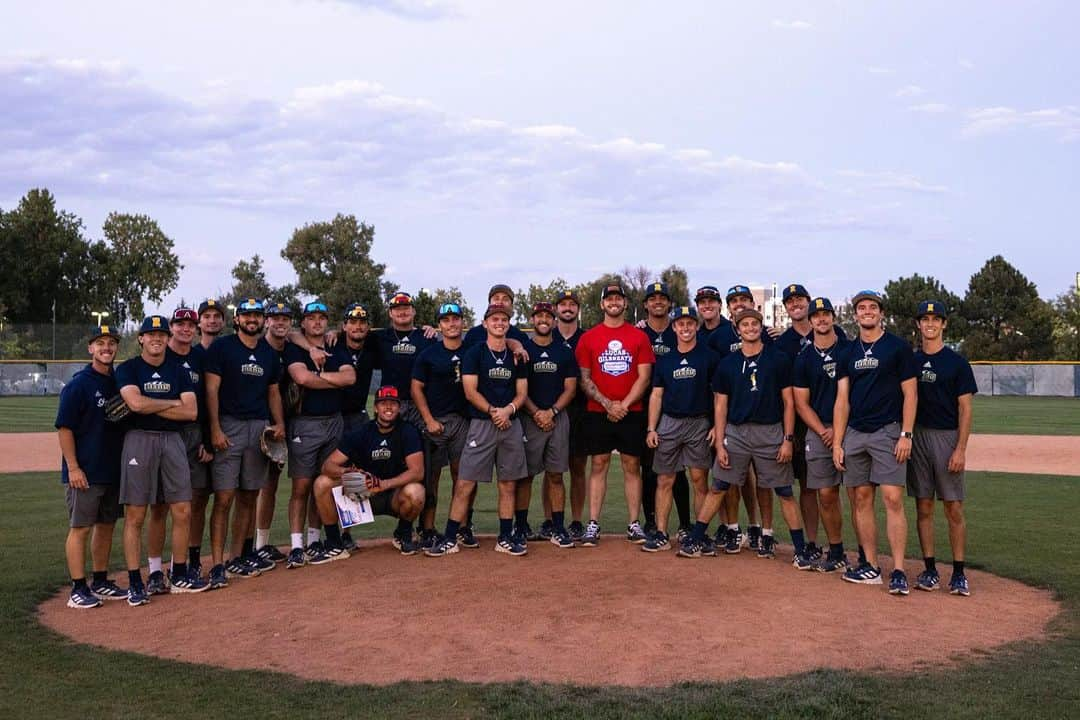 コロラド・ロッキーズさんのインスタグラム写真 - (コロラド・ロッキーズInstagram)「Had an amazing time at my first ever giveSports camp w/ @a_precious_child   Thank you to all the amazing organizations that helped bring it all together   Thank you to @wilsonballglove @pifbs and @mlbpa for your help with all of the equipment and prizes  Huge shoutout to all of the players @regisubaseball for their help in coaching the camp and continuing to expand the game of baseball  And thank you to @rockies for sending a special dinosaur to help get the kids fired up as well as @_rachelodriscoll to help get some awesome photos」10月11日 23時37分 - rockies