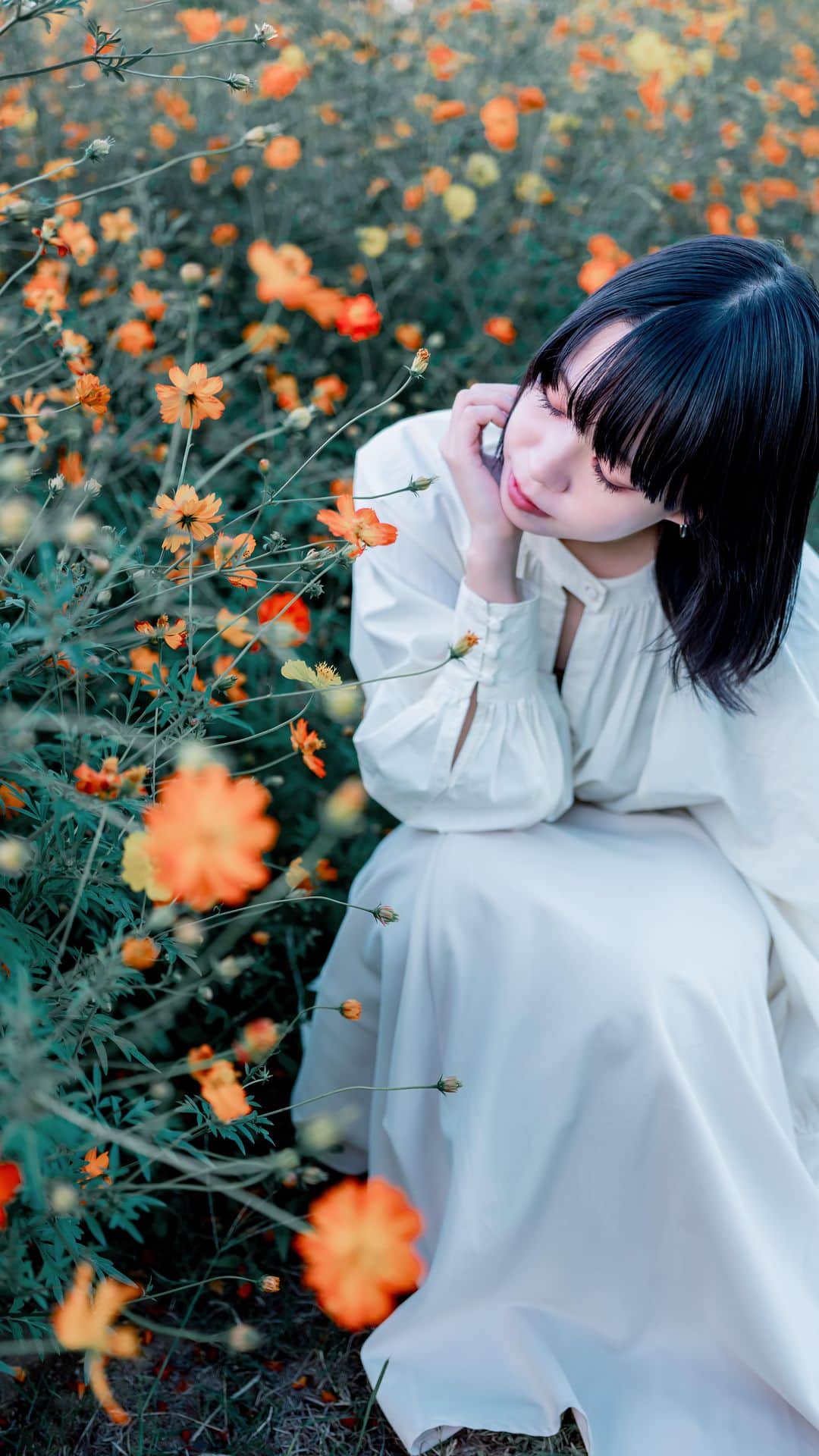 shabonのインスタグラム：「* . . . . . ジンバル練習日記みたいに なってますが お付き合い下さい😂🙏笑 . 今年になって一回り小さい ジンバルに買い換えたおかげで 持ち歩く頻度が増えて良かった🥹✨ . とは言え写真用機材も 一緒に持ち歩くのかなり筋トレ🤣笑 . model : @_tapioca_port . . FUJIFILM X-T5 /  XF23mm F1.4 R . . . . . *」