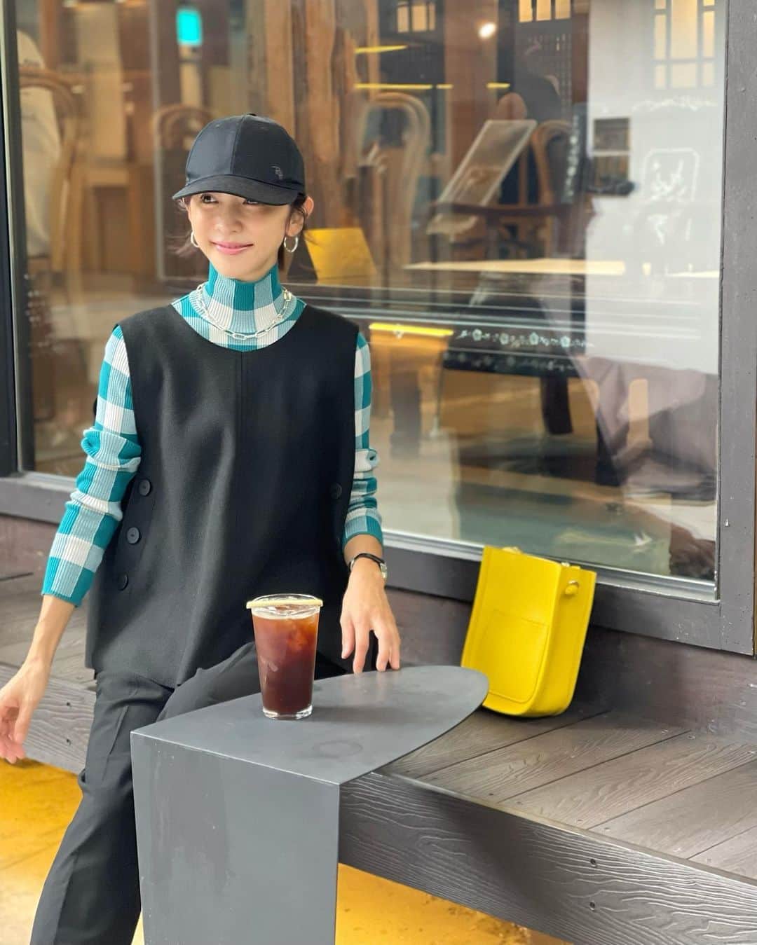 木本泉のインスタグラム：「- ノーメイクに髪ボサボサ。 そんな日はキャップ🧢  💚×💛の組み合わせ好き🐸」