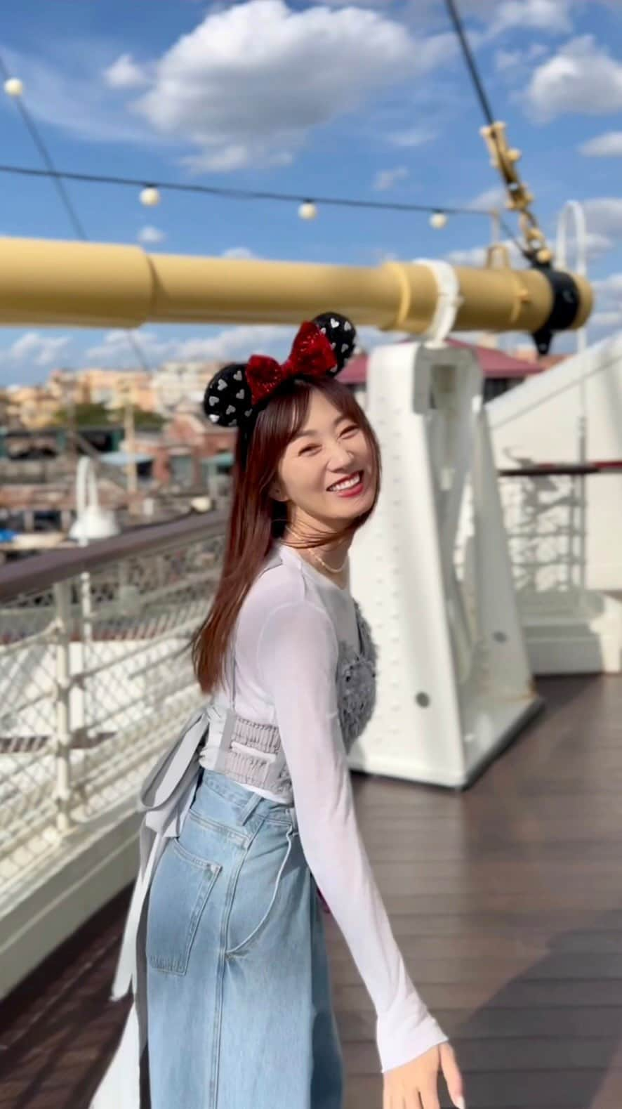 梅本理恵のインスタグラム：「Tokyo DisneySea ♡ 清々しいお天気、シー日和〜 ⁡ S.S.コロンビア号でランチしていたら、 窓から見えた船のデッキ… え？！なに？なに？ 絶景スポットやん♡ フォトスポットでもあるやーん♡ こんな素敵な場所あったんやねえ。 知らんかったわ♡ ⁡ 今日はアトラクションの待ち時間が全て長めだったので、S.S.コロンビア号をほっこり満喫〜 ⁡ ジャンボリーミッキー！の裏側、見れちゃいました♡ 今日もまたまた抽選に外れたけど、得した気分。 ミッキーーー！🫶 ⁡ ⁡ ⁡ ⁡ フォトスポットで、水たまりに気づかず腰掛けてしまい、一時お尻部分が濡れていた…かなしみ事件。 #TDS #東京ディズニーリゾート40周年 #ディズニーシーコーデ #ディズニーカチューシャ#ディズニーシー #disneysea #東京ディズニーシー #tokyodisneysea #コロンビア号 #ssコロンビア号ダイニングルーム #ssコロンビア号デッキ #ディズニーシーフォトスポット #ディズニーフォトスポット #disney #ディズニー #ディズニーハロウィーン #tokyodisneyresort #disneyhalloween #disneygram #disneyparks #instadisney #ディズニー好きと繋がりたい #ミニーちゃん の#ファンキャップ ほしーないー#はんなり #美魔女 #梅本理恵 #ありがとう ♡#きくちゃんカメラ📸 #帰国中 に♡」