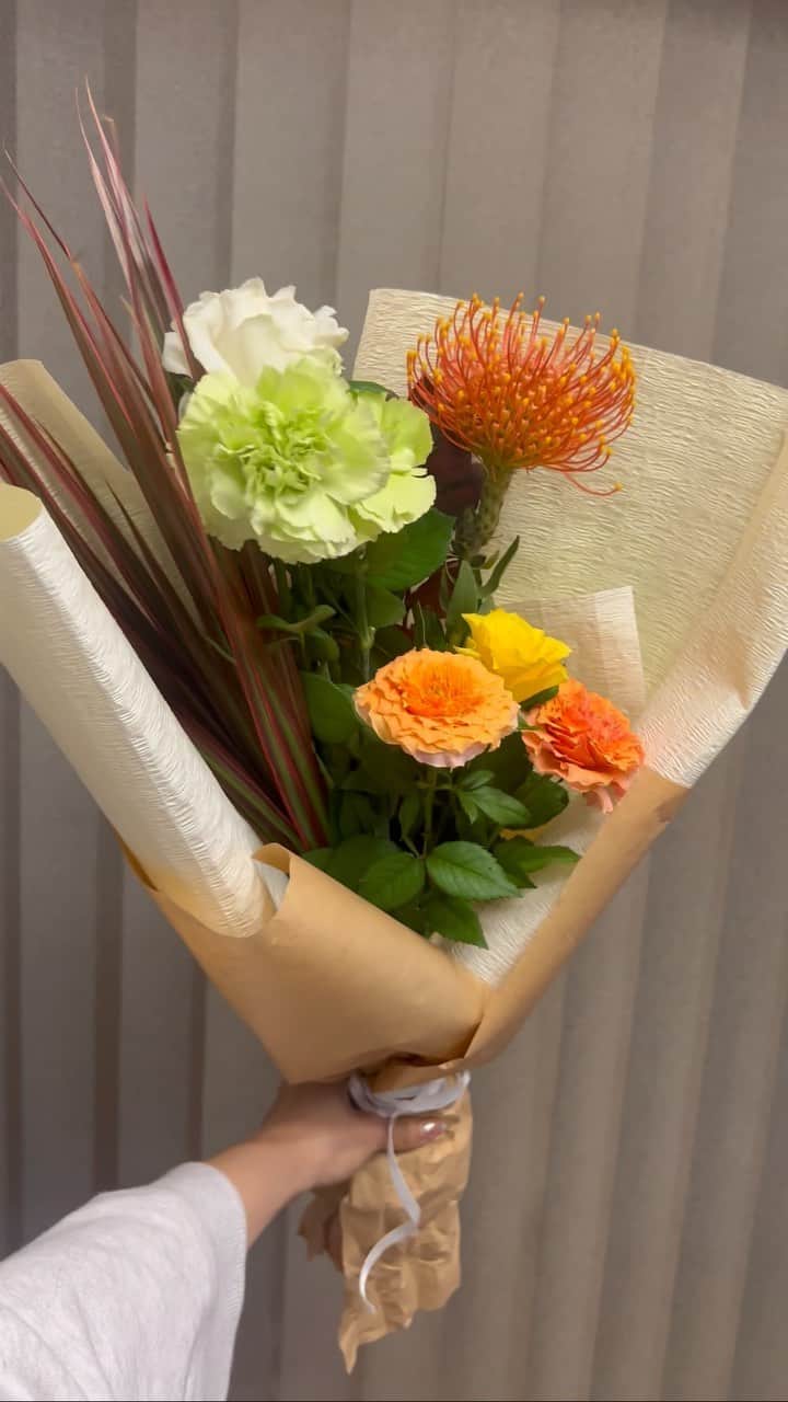ほのかのインスタグラム：「お姉ちゃんが37歳のHBDを迎えたので、 自分で包んだお花をプレゼントするという ずっとやってみたかった事、 やっちゃいました~~🤩🧡  #flower #flowerbouquet  #orange #🟠 #初めての試み #完全自己流」