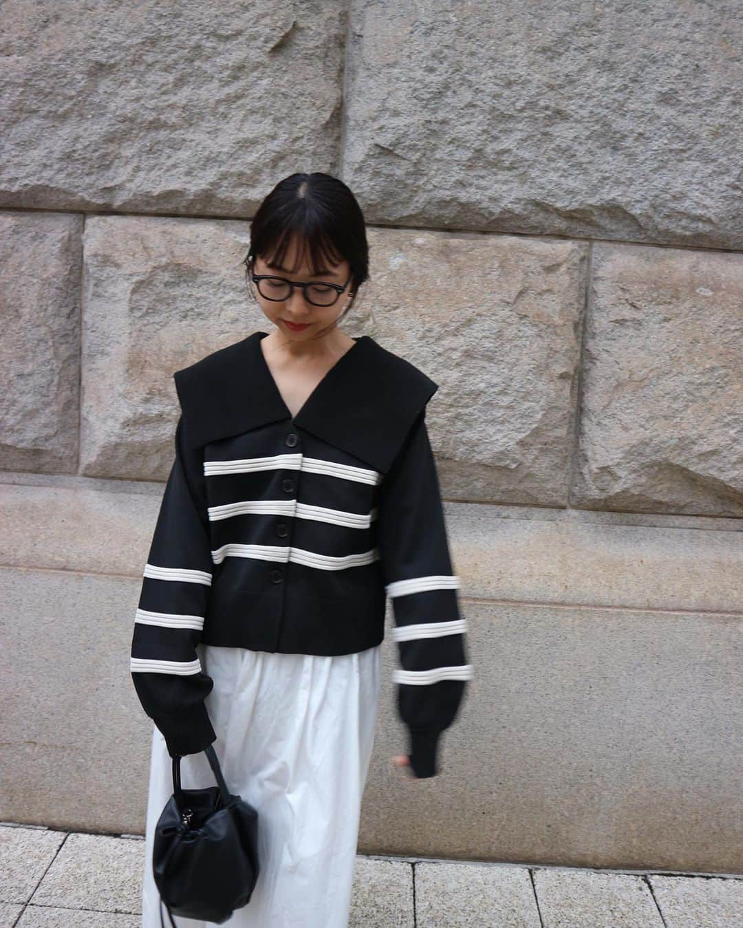 のインスタグラム：「ボーダー2wayトップス この大きめな襟がかわいくて 胸元はVですっきりみせてくれお気に入り♡ とっても軽くこの襟は取り外しできるのも嬉しいところ♡  @herin_official   💚」