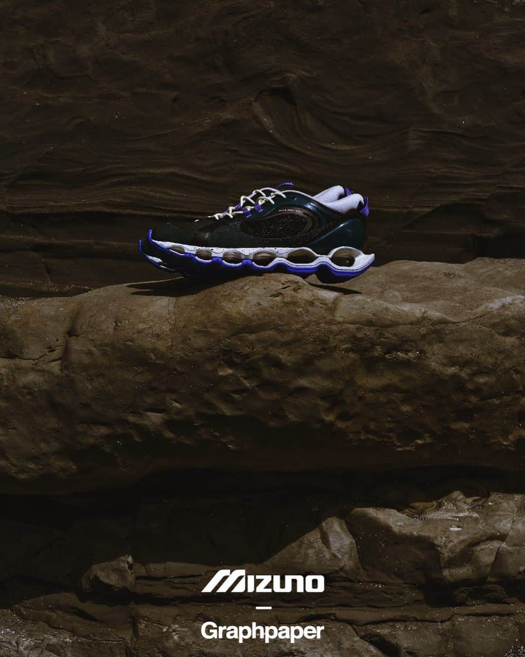 のインスタグラム：「・ Mizuno for Graphpaper WAVE PROPHECY β2 Graphpaper   Coming soon...  #mizuno #mizunosportstyle #ミズノ #美津濃 #graghpaper #グラフペーパー」