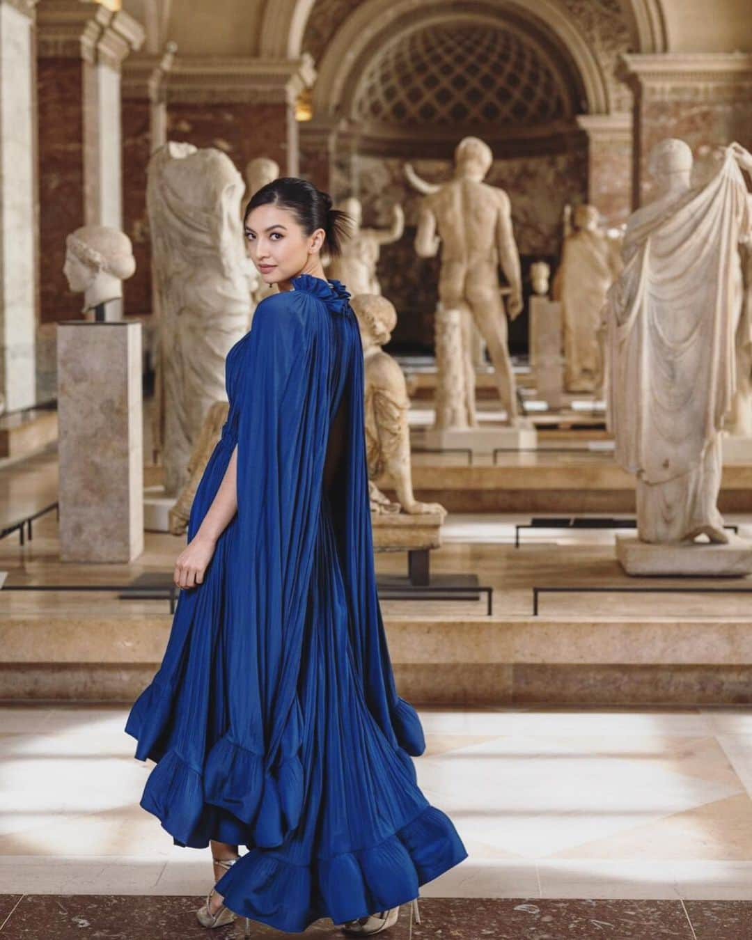 ラライン・シャーのインスタグラム：「It was truly an honor to be a part of the @lancomeofficial x @museelouvre collaboration inspired by the nine masterpieces of sculptures. As an art and makeup enthusiast it was a dream come true! A magical day and night ✨✨  Special thanks to @bulgari for the stunning high jewelry it was the perfect match.」
