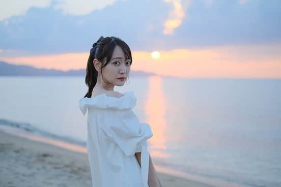 浜田コウのインスタグラム：「夕日ヶ浦の夕陽✨  夕陽といえば9月のライブでりさちゃんと2人で『夕陽を見ているか？』を歌えたの嬉しかったな〜😌 りさちゃんがAKBの時に劇場でも歌ってた曲で、うちはその当時カラオケで歌ってた人🤭  もうライブからも1ヶ月経ってた〜早い！  #京都#京丹後#夕陽#夕日ヶ浦#ポートレート#海」