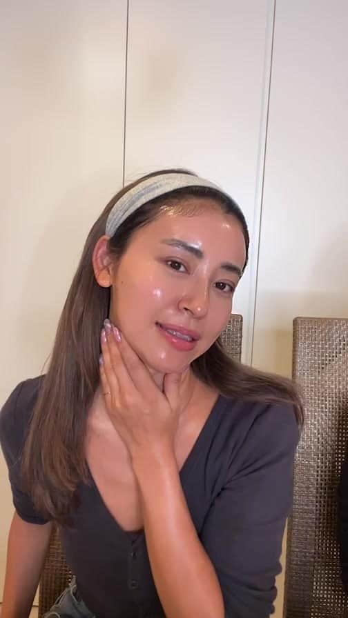 山中美智子のインスタグラム：「今日は初めての試みで、特別なDMがみなさんに届く機能を使ってみたところ… アクセス集中してしまって、アカウントが開かないという😭 アクシデントが起きてしまいました🥹  ので！特別にもらえる予定だったクーポンコードをLIVEの下部分に📍してお届けしました✨  後半戦は美容についての質問や、私がやって良かった事など沢山答えています🤍 是非みてみてね🫰🏾」