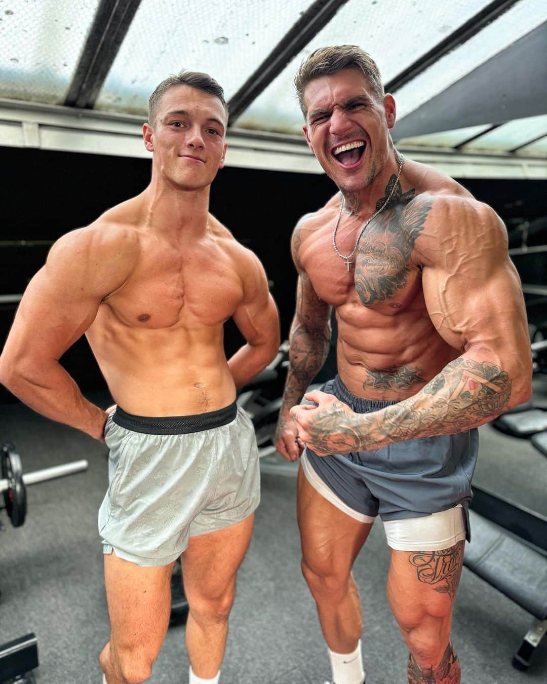 ロス・ディッカーソンのインスタグラム：「Hard Work! Putting the younger generation through those drop sets @the_physiquewarehouse_gym | 12 years apart & absolutely smashing it💪 @callaghanfitness_ #beastmode  - 🚨Want Me As Your Coach? Join my team & receive your fully customised plan designed by me today! Find out more by clicking the link in my bio, let’s do this! - #squad」