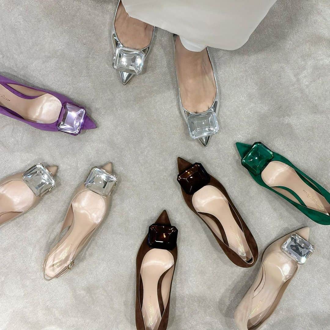 星玲奈さんのインスタグラム写真 - (星玲奈Instagram)「毎シーズン、必ずと言っていいほど クローゼットに増えていく @gianvitorossi の靴。 私は木型が足に合うので、ジャンヴィトの靴で靴ずれしたことなし😍 そして、新しいコレクションで宝石のようなモチーフがついた Jaipur collectionがかわいすぎる😍😍😍 シューズ本体の色とビジューがリンクしていて、それもまた好みの配色❤️ とりあえずジャイプールのブーツは確定笑 他の色ものは選べずまだ色迷い中🥹 写真で履いているシルバーのフラットもよかったなー あと、 写真3枚目のMontey Bootsも今とても人気のコレクションなんだそう😍 トレンド感たっぷりの厚めごつめソールだけど、意外すぎる軽さ！ モード過ぎず、キレイめが好きな方も履けるボリューム感がまたよい❤️  今季もかわいい靴が多すぎて 足が足りない…🙃 ・  #pr #gianvitorossi #Mygianvito」10月11日 23時49分 - reinahoshi1015