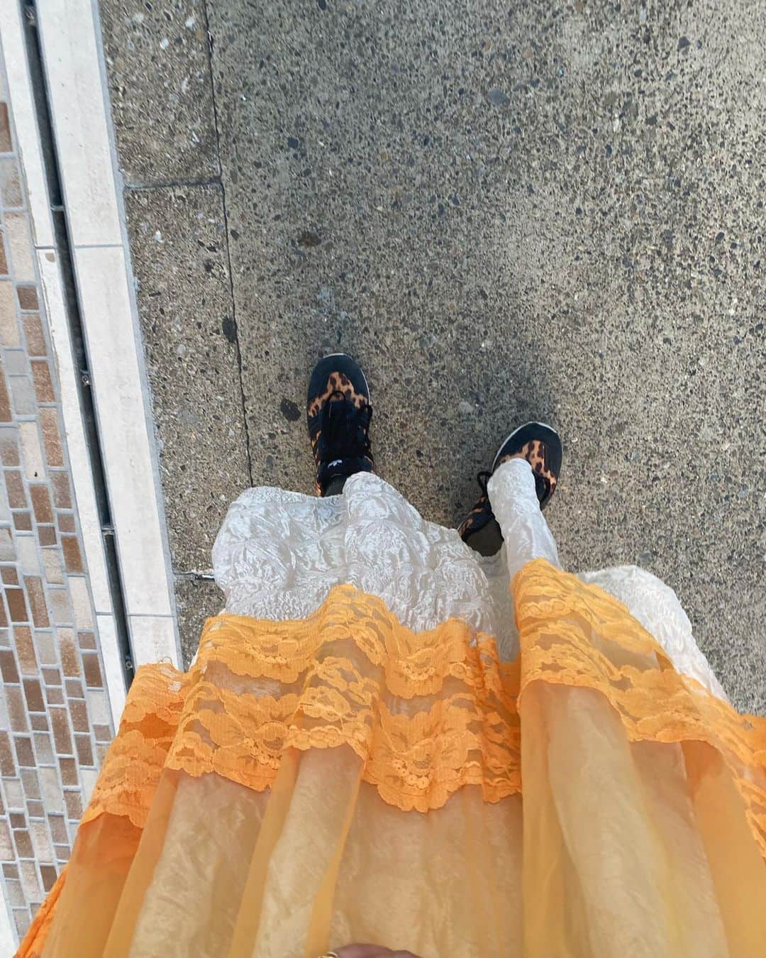 Nana Ninomiyaのインスタグラム：「撮影のためにコギソさんが用意してくださった衣装（もちろんモデルの方に着てもらうもの笑）が今回も最高で、コーディネート組みのときからかわいいかわいいと言っていたら、なんと撮影後にコギソさんが「はいこれー！」と、特に私がときめいていたお洋服をプレゼントしてくださった、、、！！！（2枚目）  かっこいい&優しい&嬉しい🥹自分もこんな風になりたい🥹 本当にありがとうございます❤️‍🔥着るとテンション爆上がり、です☺️」