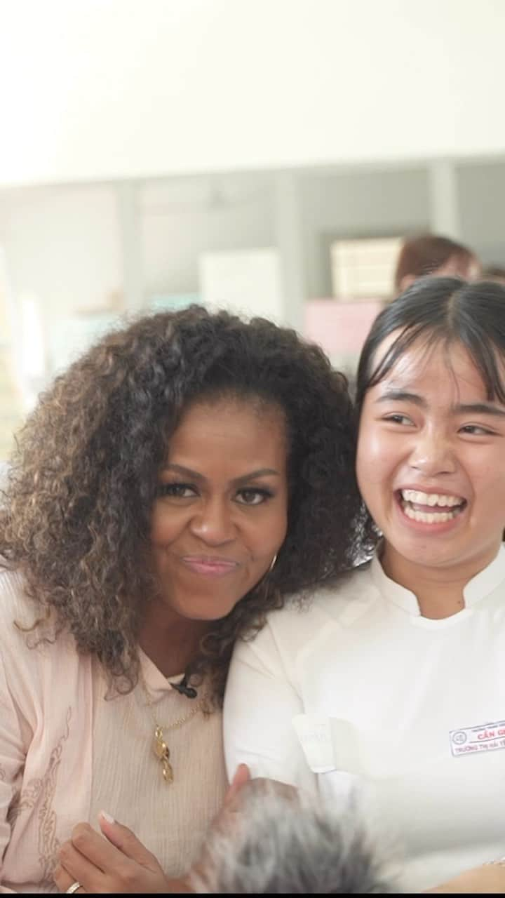 ミシェル・オバマのインスタグラム：「Five years ago today, we launched the @GirlsOpportunityAlliance at the @ObamaFoundation—a program to empower adolescent girls around the world through education. Since then, we’ve reached more than 120,000 girls in 26 countries by working with community-based organizations that are helping to clear barriers that girls face to go to school.  This work means so much to me because I see so much of myself in these girls. And I know that many of you do, too. If you’ve ever wondered how you can get involved, but aren’t sure where to start, you can support the Girls Opportunity Alliance by clicking the link in my bio.   On this International #DayOfTheGirl, we’re reminded that our girls are the key to transforming our communities, countries, and entire world — we just have to make sure we’re doing our part to help them live up to their fullest potential.」