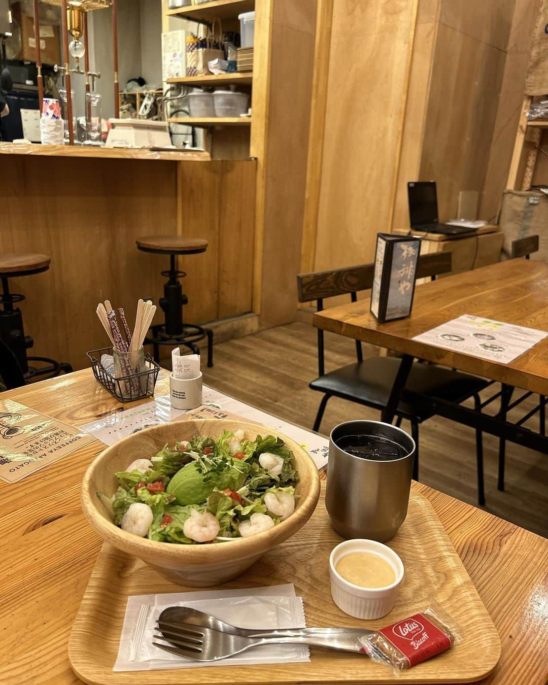 楢原真樹のインスタグラム：「いつぞやの喫茶店 #カフェ #早稲田 #女子力高サラダ #店内コーヒー臭い #いい意味でね #ヤーレンズ」