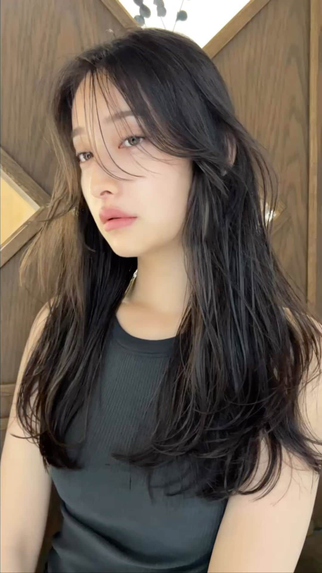 兼井遼のインスタグラム：「オリーブグレージュ＊  柔らかくほつれるヘア😌  ツヤのある 暗くても透明のある カラーならお任せください☺️  10月のご予約も まだまだお取りできます🙇🏻  ご質問などは コメントにてお問い合わせください！😌  #ケアカラー  #ヘアアレンジ  #ケアダブルカラー  #巻き方  #髪質改善カラー  #イルミナカラー  #ミルクティーベージュ #グレージュ  #ケアブリーチ  #ハイライトカラー  #ハイトーンカラー  #ブリーチ  #ダブルカラー   #インナーカラー  #オリーブアッシュ  #グラデーションカラー  #グレージュカラー  #ツヤトーン  #パーマ  #艶髪  #外国人風  #髪質改善トリートメント  #くびれヘア  #シースルーバング  #髪質改善  #ラベンダーグレージュ  #オリーブグレージュ  #トリートメント  #ヘアアクセサリー　#インナーハイライト」