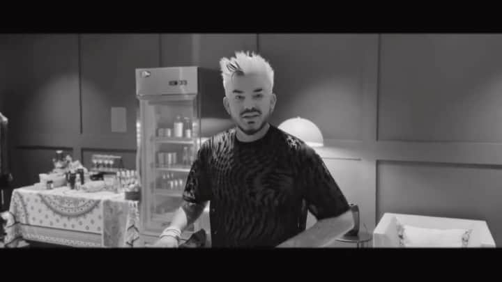 アダム・ランバートのインスタグラム：「Here’s a sneak peek behind the stage of the #RhapsodyTour 👀 @officialqueenmusic   🎥: @reyalstudio」