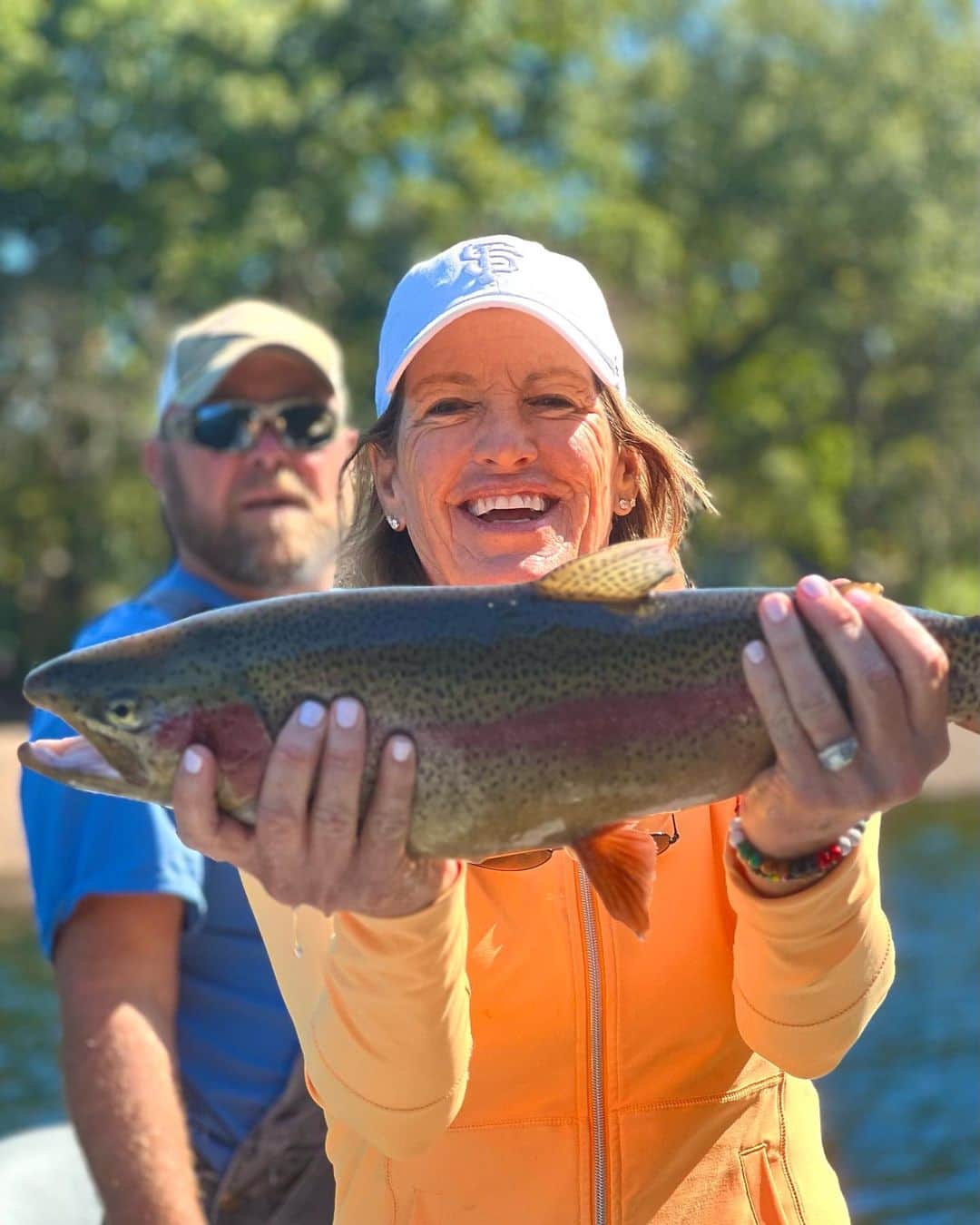 ジュリ・インクスターのインスタグラム：「Needed some R&R from my R&R. Caught a nice rainbow trout on our 4th annual fishing trip! #gonefishing🎣」