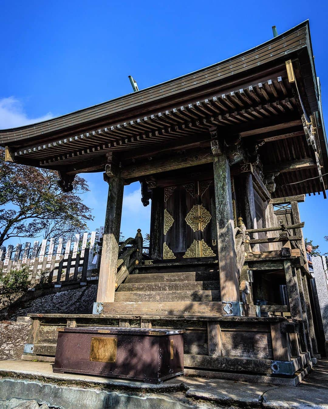 SHOCK EYEさんのインスタグラム写真 - (SHOCK EYEInstagram)「3000年の歴史を誇る筑波山神社の御神体である筑波山には２つの峰がある。 男体山と女体山⛰️  国生みの二柱。 縁結び、夫婦和合の神でもある、 イザナギノミコトを男体山871ｍに祀り、 イザナミノミコトを女体山877ｍに祀っている。  山の麓の筑波山神社を参拝した後、ケーブルカーに乗り山頂駅までいく。  それぞれの峰の頂に奥宮があるので、駅から左右にこの２つの峰を順に登山するんだけど、 それぞれ往復1時間ほど、、  女体山の方は距離が少し長く傾斜は緩やか、男体山は逆に距離は短いけれど、傾斜が少し急な感じ。   途中、色々な名所、パワースポットもあり、普段運動不足という方にはちょうどいい軽めの登山、ハイキングという感じで、 僕らも軽快にとても気持ちよく登拝させてもらいました^ ^  特に女体山の山頂の見晴らしが最高で、岩壁の端に立つと空に浮いてるような感覚✨ 写真では伝えきれない素晴らしい景色だったよ。 （ちょっと落ちそうでこわいくらい😅） 是非実際に見てほしい😊  男体山、女体山と登拝し、終わってみたら本当に清々しい良い気持ちになったんだけど、 実は、この登拝の最中、珍しく幸運に思える良い出来事があったんだよね。  一つは、山道で、カエルとそれを追いかける蛇に出会いました🐍 突然のことでマジでビックリしたんだけど、 ガマ油も有名な地で出会うカエル、そして縁起の良い蛇✨ 今まで本当色々な神社を参拝、霊山を登拝してきたけど、初めてのことだったんだ✨ そして極め付けは山頂で休憩している時、なんとも綺麗な黄色いアゲハ蝶が近づいてきて、ずっと僕らの周りを飛んだり、近くに止まったりしてくれました^ ^  黄色い蝶も吉兆の知らせなんて言われているから、なんだかとても幸せな気持ちになったよ。  蝶の写真は撮れたのでシェアするね^ ^  ということで、 僕にとっては３度目の筑波山神社⛩️ 少しボリュームのある神社巡りがしたい人、縁結びや、夫婦円満などのご利益を得たい人は、是非訪れてみてはどうかな？ オススメです👍  #筑波山神社 #筑波山 #神社 #shrine」10月12日 9時19分 - shockeye_official