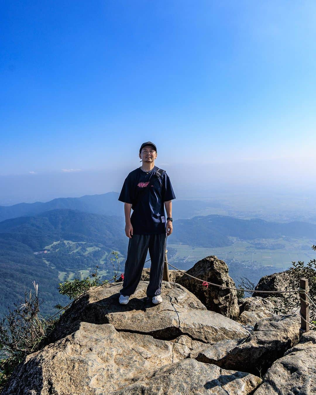 SHOCK EYEのインスタグラム：「3000年の歴史を誇る筑波山神社の御神体である筑波山には２つの峰がある。 男体山と女体山⛰️  国生みの二柱。 縁結び、夫婦和合の神でもある、 イザナギノミコトを男体山871ｍに祀り、 イザナミノミコトを女体山877ｍに祀っている。  山の麓の筑波山神社を参拝した後、ケーブルカーに乗り山頂駅までいく。  それぞれの峰の頂に奥宮があるので、駅から左右にこの２つの峰を順に登山するんだけど、 それぞれ往復1時間ほど、、  女体山の方は距離が少し長く傾斜は緩やか、男体山は逆に距離は短いけれど、傾斜が少し急な感じ。   途中、色々な名所、パワースポットもあり、普段運動不足という方にはちょうどいい軽めの登山、ハイキングという感じで、 僕らも軽快にとても気持ちよく登拝させてもらいました^ ^  特に女体山の山頂の見晴らしが最高で、岩壁の端に立つと空に浮いてるような感覚✨ 写真では伝えきれない素晴らしい景色だったよ。 （ちょっと落ちそうでこわいくらい😅） 是非実際に見てほしい😊  男体山、女体山と登拝し、終わってみたら本当に清々しい良い気持ちになったんだけど、 実は、この登拝の最中、珍しく幸運に思える良い出来事があったんだよね。  一つは、山道で、カエルとそれを追いかける蛇に出会いました🐍 突然のことでマジでビックリしたんだけど、 ガマ油も有名な地で出会うカエル、そして縁起の良い蛇✨ 今まで本当色々な神社を参拝、霊山を登拝してきたけど、初めてのことだったんだ✨ そして極め付けは山頂で休憩している時、なんとも綺麗な黄色いアゲハ蝶が近づいてきて、ずっと僕らの周りを飛んだり、近くに止まったりしてくれました^ ^  黄色い蝶も吉兆の知らせなんて言われているから、なんだかとても幸せな気持ちになったよ。  蝶の写真は撮れたのでシェアするね^ ^  ということで、 僕にとっては３度目の筑波山神社⛩️ 少しボリュームのある神社巡りがしたい人、縁結びや、夫婦円満などのご利益を得たい人は、是非訪れてみてはどうかな？ オススメです👍  #筑波山神社 #筑波山 #神社 #shrine」