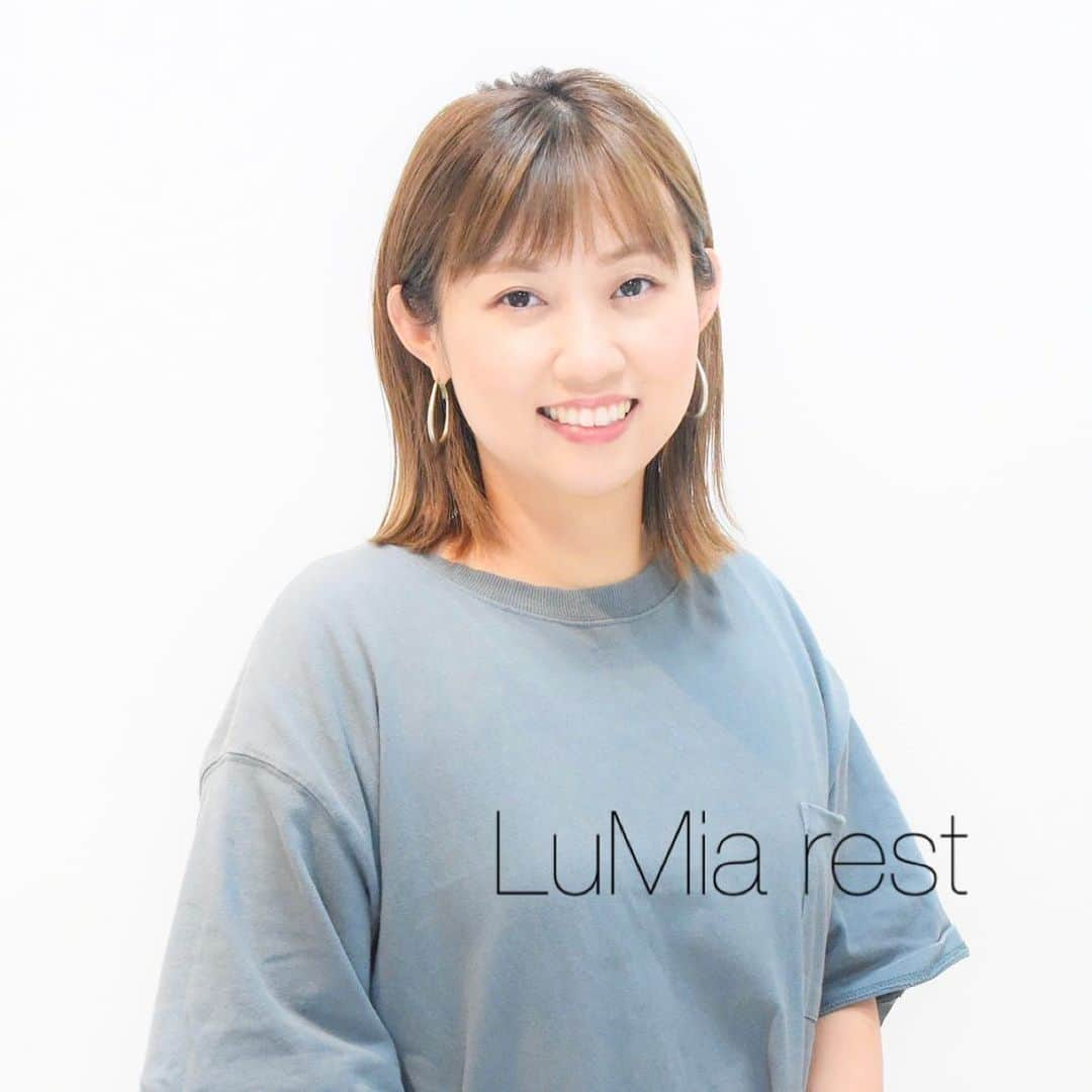 筒井のぞみのインスタグラム：「・ ・ グループスタイリストのご紹介♡  LuMia rest 居関知佳 （イセキチカ） アイリスト兼任スタイリスト  スタイリスト兼アイリストなので、ヘアースタイルに合わせたアイメニューの提案をさせていただきます。 スピーディーに丁寧に、お時間に限りがあるけど、おしゃれしたい、毎日のメイクが楽しくなるような素敵な目元を提案させていただきます。  得意な技術、デザイン ナチュラルでもどこかアクセントがあるデザイン。 自分自身も主婦なので、時間をかけなくてもかわいいママに見えるアイメニューが得意です。  @hairtime_official  ✂️🫧✂️🫧✂️🫧✂️🫧✂️🫧✂️🫧  #hairtime #hairtimerest #hairtimegem #hairitimecredo #scala #lumia #viola #nail #eyelash #creative #品と遊び #体温のある会社 #高槻をの街を綺麗な人でいっぱいに #地域密着サロン #かわいいをここから  ✂️🫧✂️🫧✂️🫧✂️🫧✂️🫧✂️🫧」