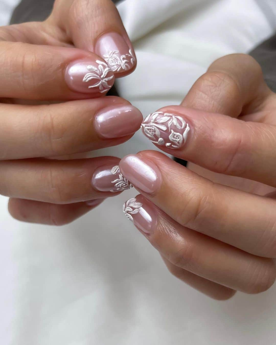 Nailsalon Cielさんのインスタグラム写真 - (Nailsalon CielInstagram)「◾︎◼︎◾︎◼︎◾︎◼︎ flower art𑁍 wedding nailっぽい上品な 仕上がりがかわいい ⁡ ⁡ ⁡ ⌇ ⌇ ⌇ いつもありがとうございます🥀🤍 ⌇ ⌇ ⌇ ⌇ ⌇ ⁡ ⁡ ⁡ ⁡ ⁡ −–−–−–−–−–−–−–− ⁡ #nailart#gelnail#ネイルアート#アートネイル#手描きネイル#ジェルネイル#アート#個性派ネイル#癖ネイル#福岡ネイル#美甲#美甲師#네일#네일아트#ネイルサロン#福岡ネイルサロン#ニュアンスネイル#シンプルネイル」10月12日 9時35分 - myanail