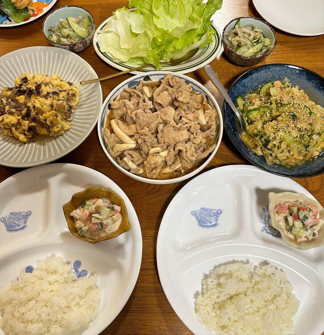 のインスタグラム：「あん肝の季節🤤 お刺身コーナーからゲットして、キャベツきゅうり紫蘇と絡めてソテー。  豚こま肉は紹興酒×生姜にんにく×甘口醤油×味噌ダレ×みりんで染み染み炊き。  きくらげを卵と仲良しに。  炊き立てご飯×みょうが×鮭明太でおにぎり。  お豆腐×みょうが×ちりめん山椒で大人ヤッコ。  お裾分けてもらった松茸をお土産用炊き込みご飯にしたり、 鶏胸スライスをゴマだれバンバン風にしたり、 冷食ハンバーグを煮込んだり。  #西山食堂 #日々自由創作 #👩‍🍳」