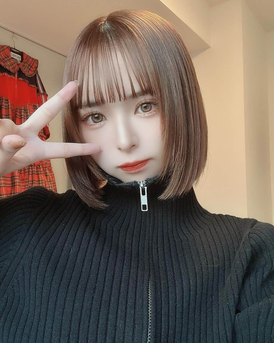 七瀬あかねさんのインスタグラム写真 - (七瀬あかねInstagram)「ふっけまるさんに 縮毛矯正とカットしてもらたよ✂︎  綺麗なボブになった〜〜大感謝🐈 . .   #原宿美容室 #ボブアレンジ #サロンモデル #被写体 #透明感 #アイドル  #グラビア #グラビアアイドル #ヘアアレンジ #ヘアセット#コスプレ #くびれヘア #ボブ #スタイリング #hairstyle #hairarrange  #暗髪 #暗髪カラー #スポブラ #抜け感 #抜け感ヘア  #ヘアスタイル #彼女感 #いいね返し #透明感カラー  #暗髪カラー #撮影会 #インスタグラビア #サロモ  #撮影 #グレージュカラー」10月12日 9時51分 - nanase_akane