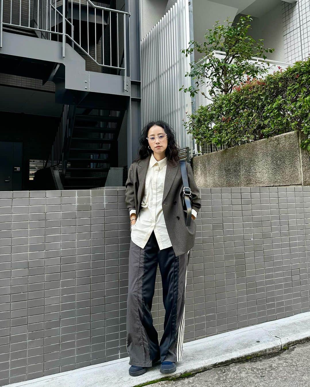 のインスタグラム：「・  @mecre_official のjacket！  これからの時期、 中にカーディガン合わせたり 色んなコーデに使える🤍  花粉が来てますねー 3枚目痒くなっちゃってん🤧  jacket/ @mecre_official  shirt/ @todayful_  pants/ @ciaopanictypy  👓/ @pinon_official  sneaker/ @converse_jp bag/ @osoi_official   #Riena」