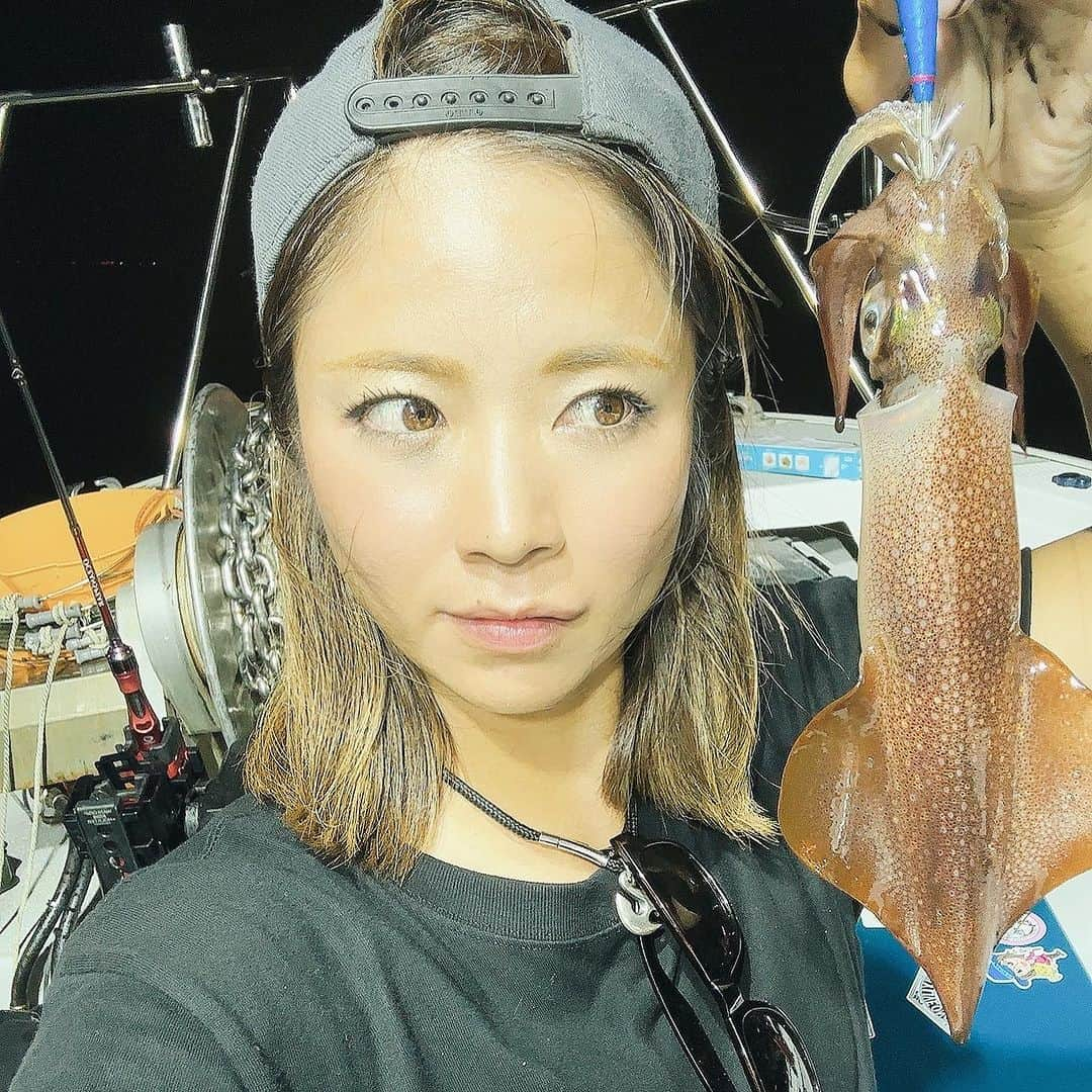 渕上万莉 さんのインスタグラム写真 - (渕上万莉 Instagram)「三国沖でイカメタル🦑 時差投稿になっちゃった🥹💦  どうしても3桁オーバーの夢を叶えたくて絶好調だった福井県までプチ遠征🚗🌴✨  アユ釣りメンバーで #飛龍 さんにお世話になりました🛥  サボらず必死に頑張ったけど惜しくも私は61杯🦑🦑 平均的には和歌山と同じサイズが多かったけど良いサイズも混ざりました✨  初めてFUCHIトレイを3枚いっぱいに出来たの嬉しかった🥹❣️  来シーズンこそは 100杯オーバー目指すぞ😆🔥  いつも福井に行ったら必ず立ち寄る #フィッシャーズ福井店 さん 優しい蒲澤店長にお世話になりっぱなし🥹🙏🏽🦑 いつもありがとうーー✨  そのまま福井のにっしゃんの実家でお泊まりさせてもらって幸せな朝ごはん🤤🙏🏽☀️  ご馳走さまでした💕 翌日は九頭竜川でアユ釣り🎣  ■2023.8.28 福井県　三国 飛龍　イカメタル便  #イカメタル #三国沖 #ケンサキイカ #剣先イカ  #にっしゃん #フッチー #渕上万莉」10月12日 9時46分 - mari_fuchigami