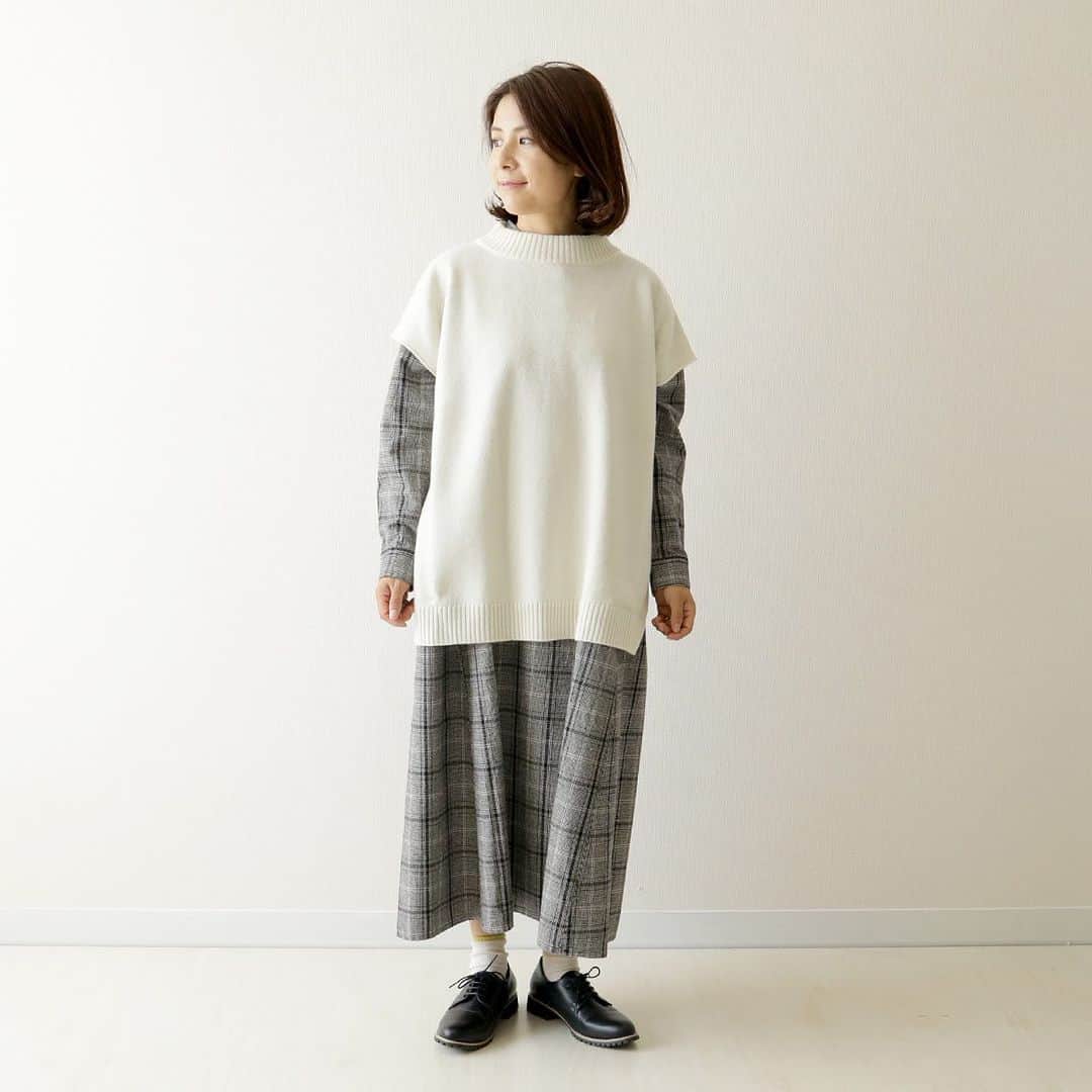 のインスタグラム：「すっきり見えが叶うベスト✨ ワンピースやパンツなど 幅広いスタイルに合わせやすいうえ、 自宅で洗えるのも嬉しいポイントです♪ 心地のいいニットにふんわり包まれて、 秋の装いをスタートさせましょう♪  -登場のアイテム- naru/タスマニアラムタポットベスト ◎商品は当店トップページのリンクor画像を タップしてください。 @kozlife_tokyo  #KOZLIFE  #コズライフ #japan #LoveFoodLoveLife #instagood #instajapan #コーディネート #暮らし #今日のコーデ #ベスト #新商品 #2023aw #ナチュラル #着回しコーデ #着回し #コーディネート #着やせ #秋ファッション #naru」